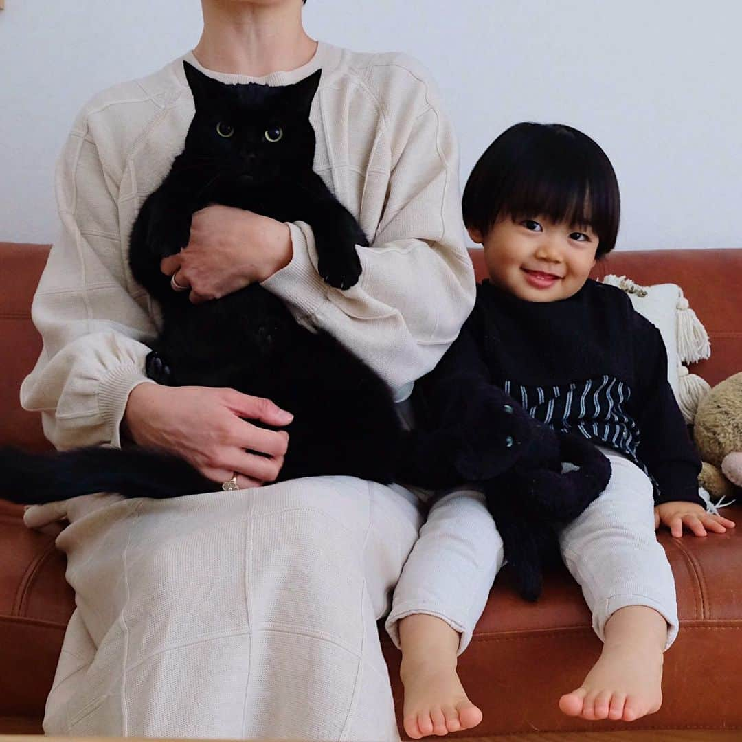 ギネス & ピムスのインスタグラム：「14/01/2021 Happy Thursday! ・ This year's first Guinness and Nagi two-shot🐈‍⬛👦🏻 Have a lovely day everyone! ・ ・ 今年初の ギネス王子と凪ねこのツーショット。 年明けから既に2週間が 経とうとしてますが。笑 王子がいつもに増して黒かった😂 黒光り王子を 今年もよろしくお願いします🐈‍⬛ ・ ・ #ギネピムと凪くん  #2yearsold #2歳 #2歳1ヶ月 #babyboy #男の子ベビー #赤ちゃんのいる生活 #赤ちゃんのいる暮らし #赤ちゃんと猫 #猫と赤ちゃん #こどものいる暮らし #猫と子供」