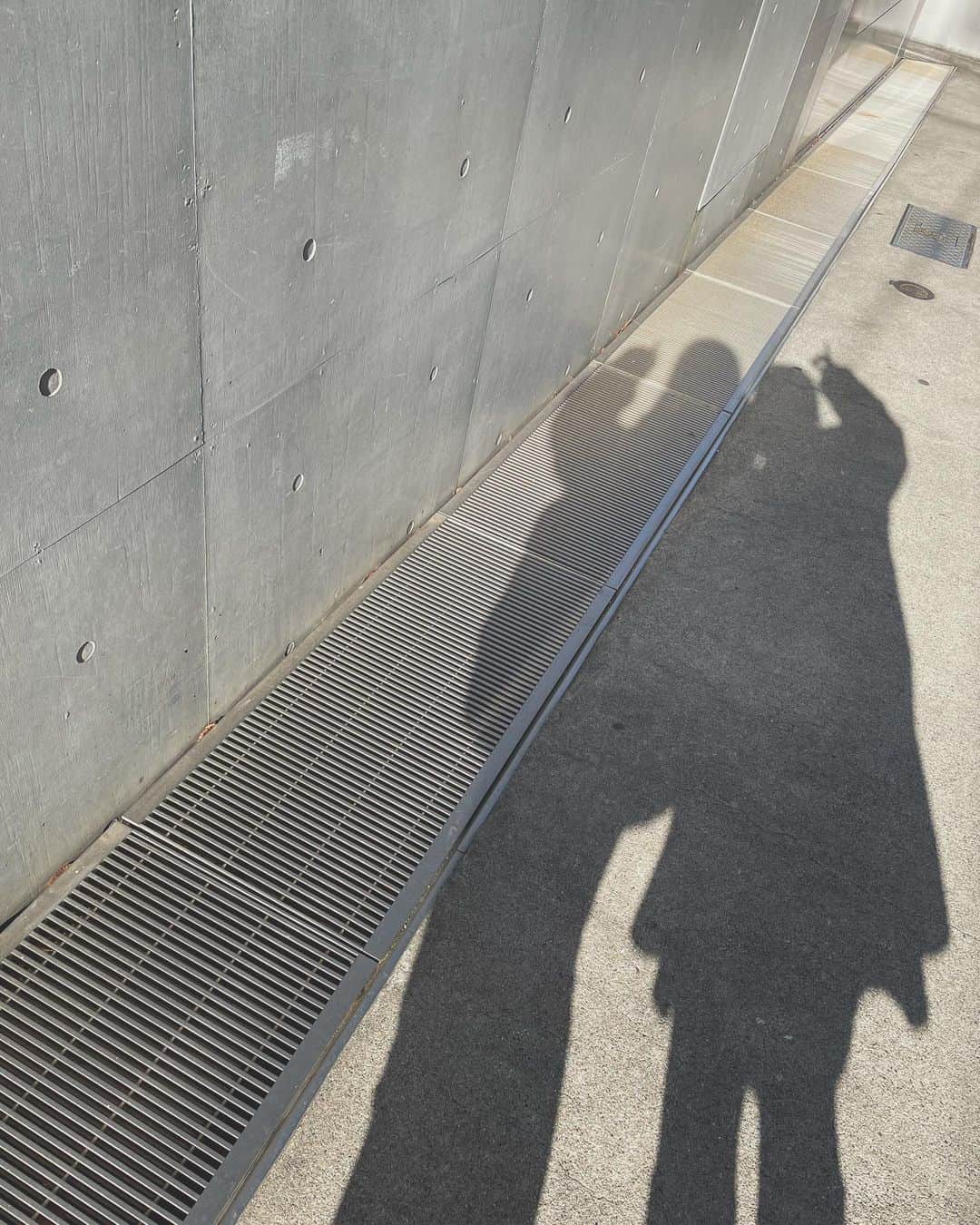 山田寿々のインスタグラム：「﻿ ﻿ このダウンめっちゃ暖かい🥺❤️❤️﻿ 去年のナイスクラップです、、去年の🥲﻿ 大事なことなので2回言いました。﻿ ﻿ インスタの写真このダウンばっかりになっちゃう>_<笑﻿ ﻿ ﻿ #niceclaup #ダウンジャケット #影遊び」