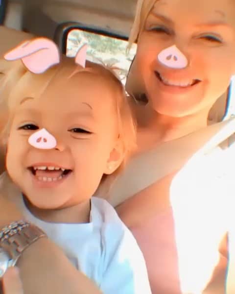Eliana Michaelichin Bezerraのインスタグラム：「Um bom dia especial pra vcs❤️❤️❤️ #TBT #maededois #maedemenino #maedemenina #mariapassanafrente」