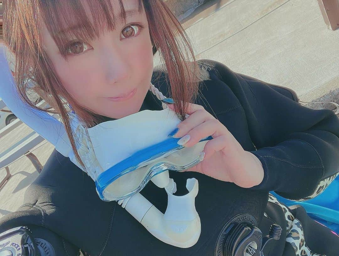 林檎蜜紀さんのインスタグラム写真 - (林檎蜜紀Instagram)「🧜‍♀️ダイビングライセンス取ることにしたよ🤿✨  http://free201041.com/shopchara/kameido/  ダイビング 投稿4回目‼️  やってきました海講習！  神奈川の海がこんなに綺麗だなんて知らなかったー❣️ 加工無しでこの透明度と綺麗さ凄い… これは実質沖縄🤔🐬  これは冬に講習始めるダイバーが多いのも納得です…凪で晴天。全然寒くなくて凄い笑 絶対寒いー😨っておもってたごめん、、  夏までに上手になって色んな所潜りに行きたい…🤿❣️  ダイビング 興味ある！ライセンスとりたいって方はわたしにdmしてくれたら紹介します💜 私から紹介っていうと、定価10万円が半額の5万円で講習可能です✌️✨  いまダイビング 講習は亀戸のfreeさんに今お世話になってますっ マンツーマンのレッスンでとにかく優しいので集団ついていけないかも…という方にも超オススメする！   @free_kameido さん(東京・亀戸)  @free_nagoya_2016 さん(名古屋) @diving_pro_shop_free_osaka さん(大阪) に、直接DMやお電話でお問い合わせも受付OKだそうです❣️  #実質沖縄  #free亀戸  #ダイビング女子  #free名古屋 #free大阪 #ダイビング #diving #海 #プール #ライセンス #🧜‍♀️  #japanesegirl  #asianbeauty  #瓶魚姫  #グラスマーメイド」1月14日 22時16分 - ringo_mitsuki