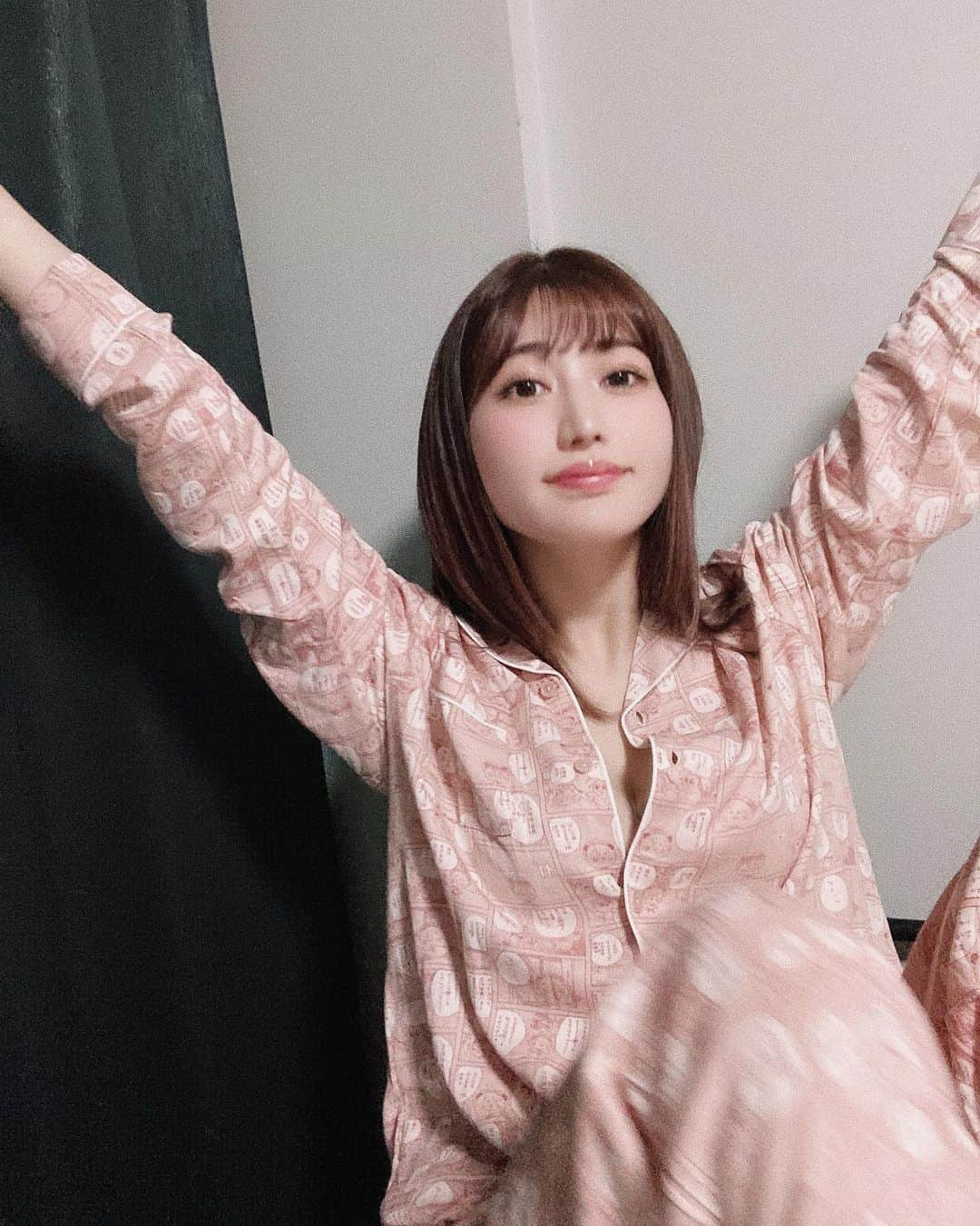 月城まゆさんのインスタグラム写真 - (月城まゆInstagram)「遊んで食べて寝てちゃダメ😪😪？盗みも殺しも詐欺もしてないよ。何が悪いの？コジコジだよ😪😪😪 #パジャマ #ねむたい村の村長やってます」1月14日 22時28分 - xo_mayu_xo