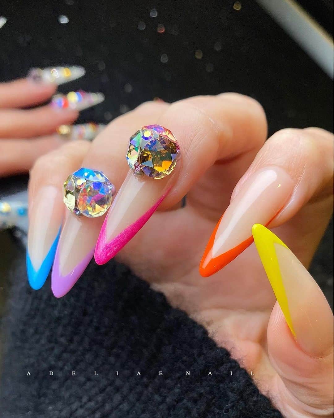 のインスタグラム：「春の準備❤️  気分が上がるキラキラカラー  シマーカラーをふんだんに6色使って👍  ベースカラーをお客様のお肌に合わせてお選び致します  つやんつやんのアデリーオリジナルトップコート✨✨✨ 輝きに差をつけて！  アデリーネイル ☎︎052-325-2533 名古屋市北区若葉通1-2レクサ若葉2階 1階無料駐車場となっております(6台有)#アデリーネイル#プレミアムネイルサロン #ネイル#ネイルサロン#名古屋#名古屋ネイルサロン#3Dネイルアート#nails#gelnails#nailart#スワロフスキークリスタル#アイラッシュ#サロンデザイン#フレンチネイル#ドット#桜#桜ネイル#네일#무광네일#살롱#バーチャルフレンチ#フレンチ」