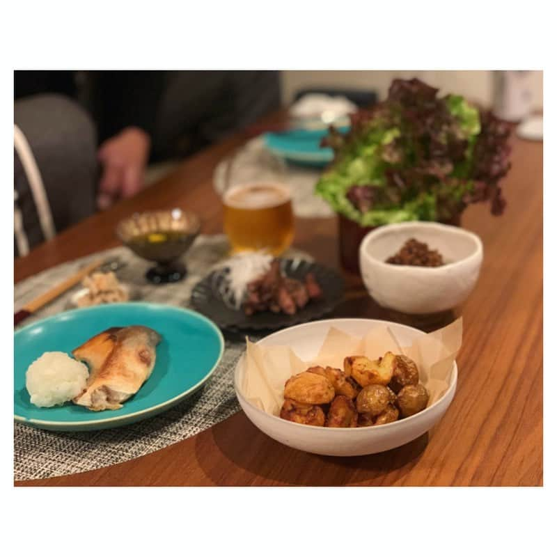 市橋有里のインスタグラム：「【今日のおうちごはん】  みやちゃんのカリカリポテトを 作ってみたくてあとは冷蔵庫にあるものと 煮込み煮込んだおでんでw ・ #おうちごはん #小料理屋あり @miyare38  ちゃんポテト #美味しいレシピをありがとう #旬のブリ塩焼き #細もずく 徳島の柚子と #卯の花 #牛タンとネギ #マジ牛タン #肉そぼろのレタス巻き #締めのおでん #炭水化物はなし #ビール好き #instafood  #cooking」