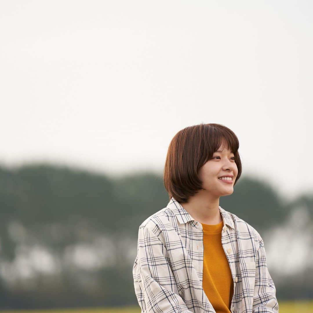 岸井ゆきののインスタグラム：「秋田で撮影したNHKドラマ『金色の海』が1/16（土）夜10:30からNHKBSプレミアムで放送です。 1月16日、土曜日、夜10:30からです！ 秋田県大潟村の歴史と絶景と、人との繋がりを描いた物語です。ぜひご覧ください。  大潟村は空気も水もお米も全部美味しくて夜の月は綺麗で、地上とくっついちゃうんじゃないかってくらい低いところまで星いっぱいで地球の丸さがよくわかるくらいでした。 身体にわるいものは一つも身体に入れたくなって自然と村のものしか頂かなかったので肌の調子もとってもよかったです。🍲🍚 細胞が入れ変わったきぶんでしたよ。 ほんとにほんとに、秋田県、大潟村、大変お世話になりました。だいすき！ 無事に撮了し放送できるのがとてもうれしいです。気楽に見てください。 そして、秋田だけでなく大雪に見舞われている地域の方々、どうか安全にお過ごし下さい。これ以上の雪害がないことを祈っております。」