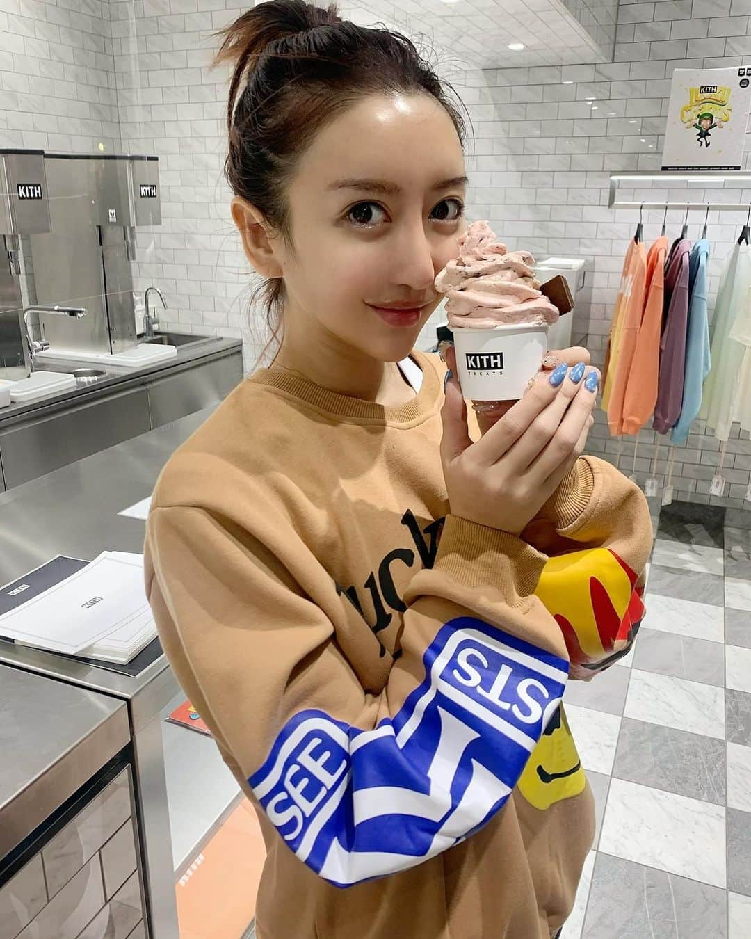 のインスタグラム：「ここ最近毎日すっぴん🥺 ジム行ったのにアイス食べて プラマイむしろプラス😩  あんじゅちんとデートした❤️  #kith  #kidsseeghosts  #kithtreats  #kithtokyo  #icecream  #withoutmakeup #luckymeiseeghosts」