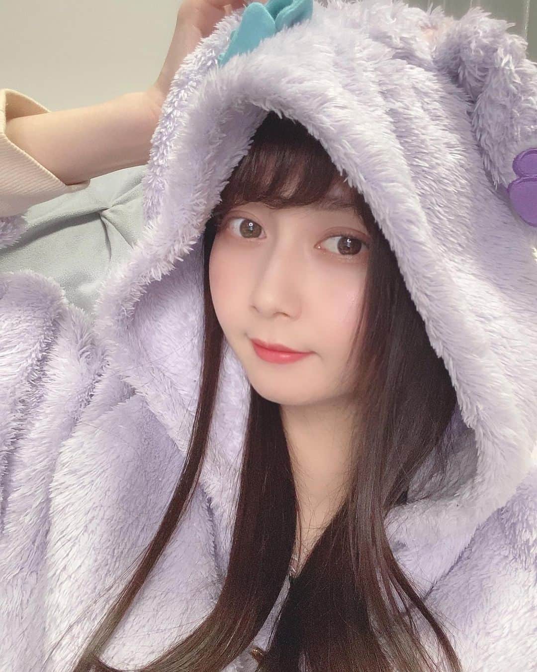 金久保マユ（ぼんぼん）のインスタグラム：「ゲームのやり過ぎで右手の親指が腱鞘炎になりました。。引きこもり✌︎」