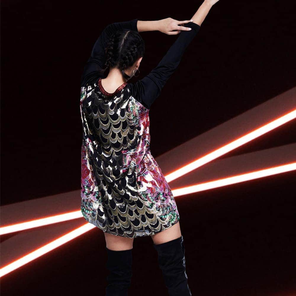 クストのインスタグラム：「Feel the shine wearing the "luck dress bumbu".  Explore our #SALE items on www.custo.com #CUSTOBarcelona」