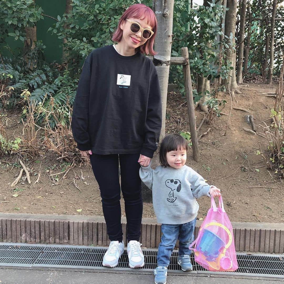 のインスタグラム：「． ★#親子コーデ ★  年明けて初めて洋服購入したのが #uniqlo ✖︎#長場雄 さんとの #コラボ商品 ♪  @uniqlo_jp  @uniqlo_ginza  @kaerusensei   今回は#キッズ　商品も 発売されたので嬉しい😊  サングラスしてる#スヌーピー が クールで可愛いよ💕  この日の私の履いてる#ジーンズ も #ユニクロ ♪ @uniqlo   ✔︎#ヒートテックウルトラストレッチハイライズジーンズ   ✔︎#スニーカー ‥ @asfvltjapan   #上下ユニクロ の日でした♪  #コラボ#コラボグッズ  #上下ユニクロ部 #uniqloコーデ  #親子#親子リンクコーデ  #親子リンク #プチプラコーデ  #プチプラ#プチプラファッション  #プチプラ部 #一歳児  #ピンクヘアー #pinkhair  #uniqloginza #スヌーピーコーデ  #SNOOPY#asfvltjapan」