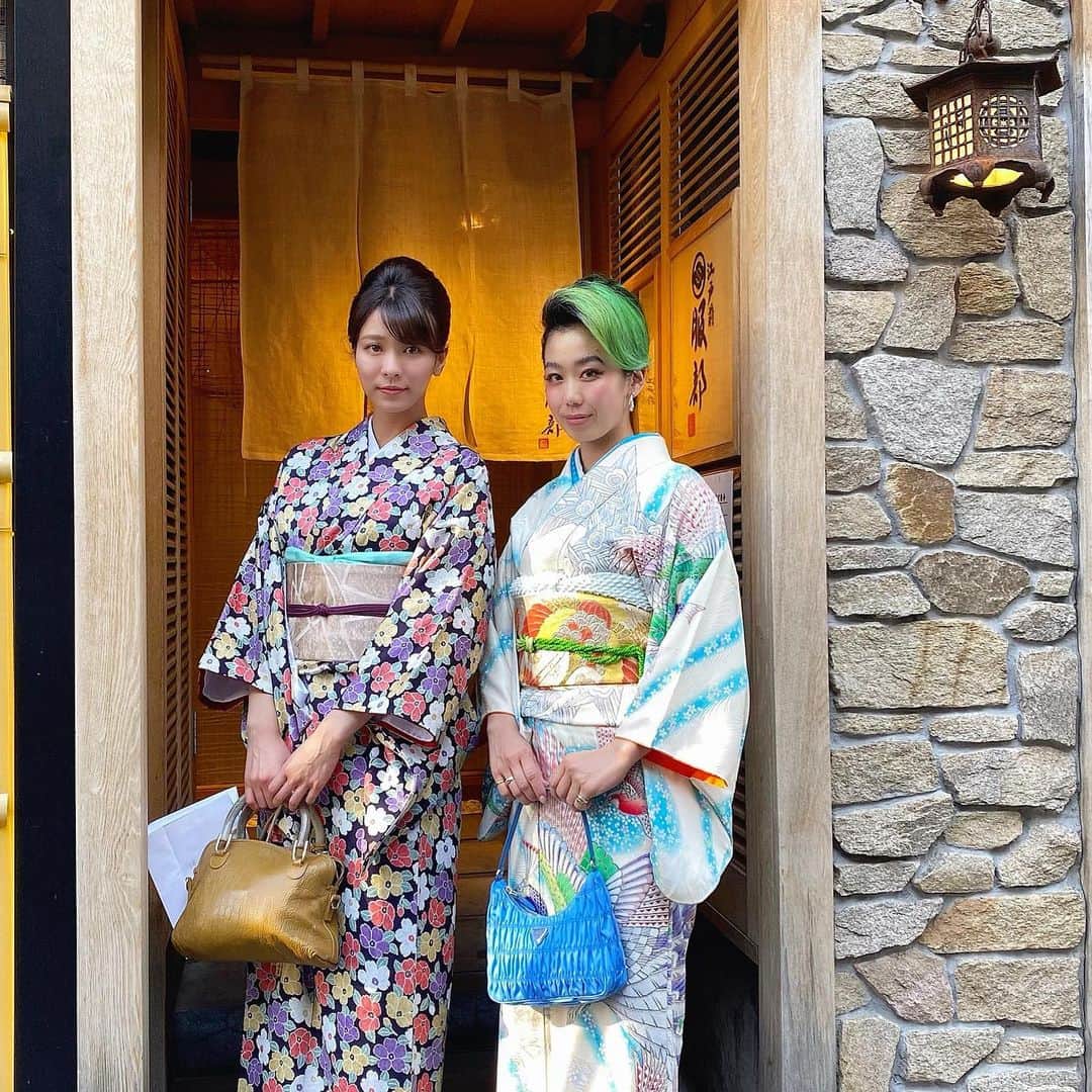 のインスタグラム：「今日はマイナちゃん @mainaiimura とお着物👘を着て、美味しいお寿司を食べて、乃木神社で商売繁盛のご祈祷をしてきました⛩ . 最高に楽しかった1日だったし、 とってもモチベーションがあがりました♡ 今年１年頑張るぞーー！！！ . . #六本木#着物 #乃木神社」