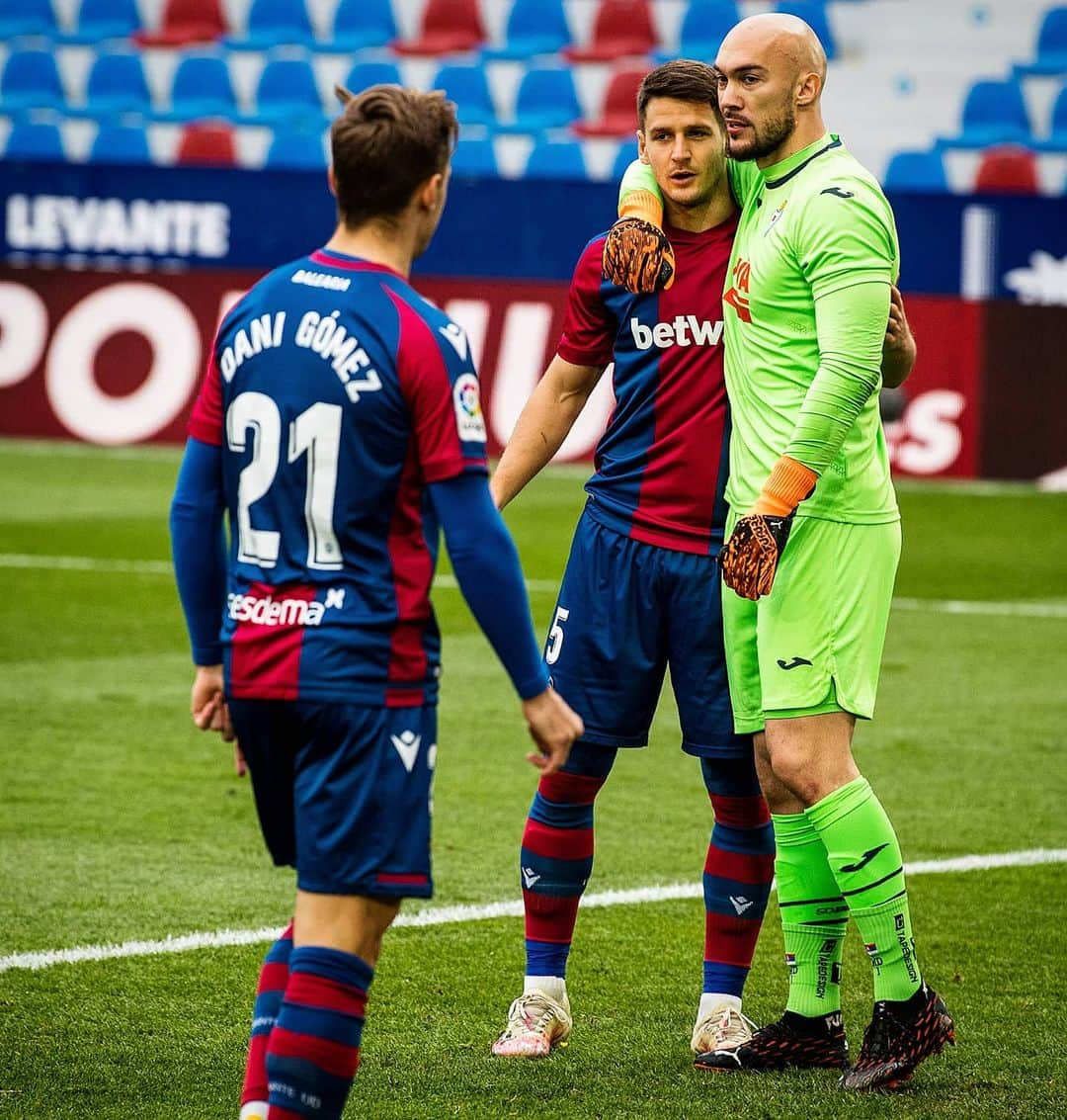 レバンテUDさんのインスタグラム写真 - (レバンテUDInstagram)「Fair Play 🤜🤛 🔛  #OrgullGranota #MachoLevante #LevanteUD #LaLiga #LaLigaSantander #LUDInside #EnPeligroDeExpansión #football」1月14日 22時46分 - levanteud