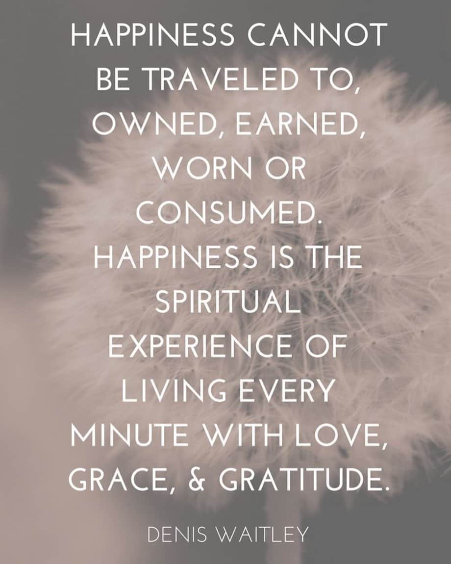 ミーナ・スヴァーリのインスタグラム：「Wishing you blessings for the day! ✨🙏🏼#ThankfulThursday #QuotesILove」