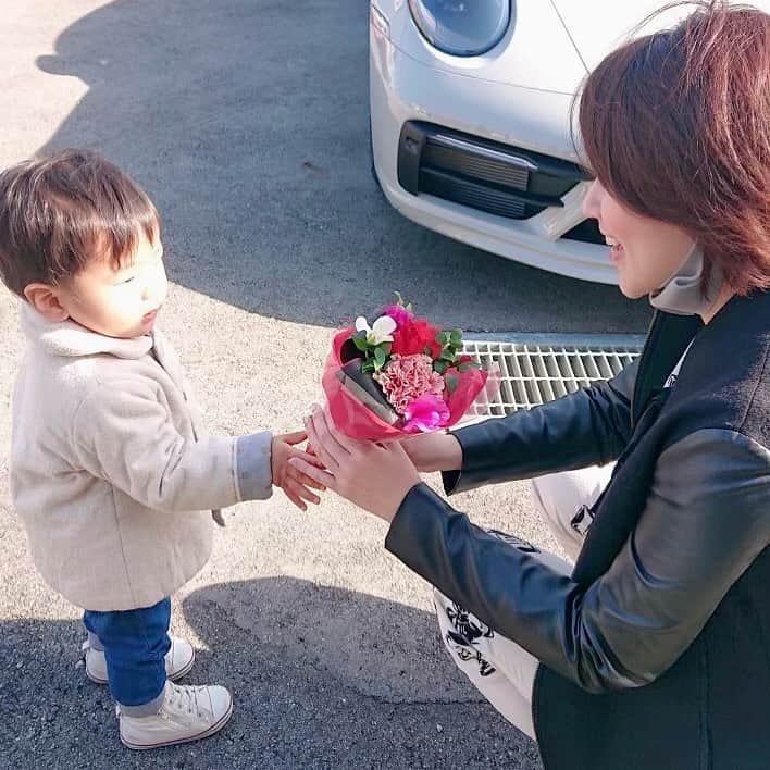 のインスタグラム：「本日また一つ歳をとりました。  朝から色んな方にお祝いしていただき、 遠方からお電話いただいたり、 歌が送られてきたり…(変な歌や動画含む。笑) 溢れんばかりの愛で満たされてます。  皆さま、いつもありがとうございます。 これからもどうぞよろしくお願いします✨  写真は、今朝一番乗りで花を届けてくれた素敵な男性😁 #親友のお子 #いい男になれよ #mybirthdaymorning #birthday #flowers #flowergift」