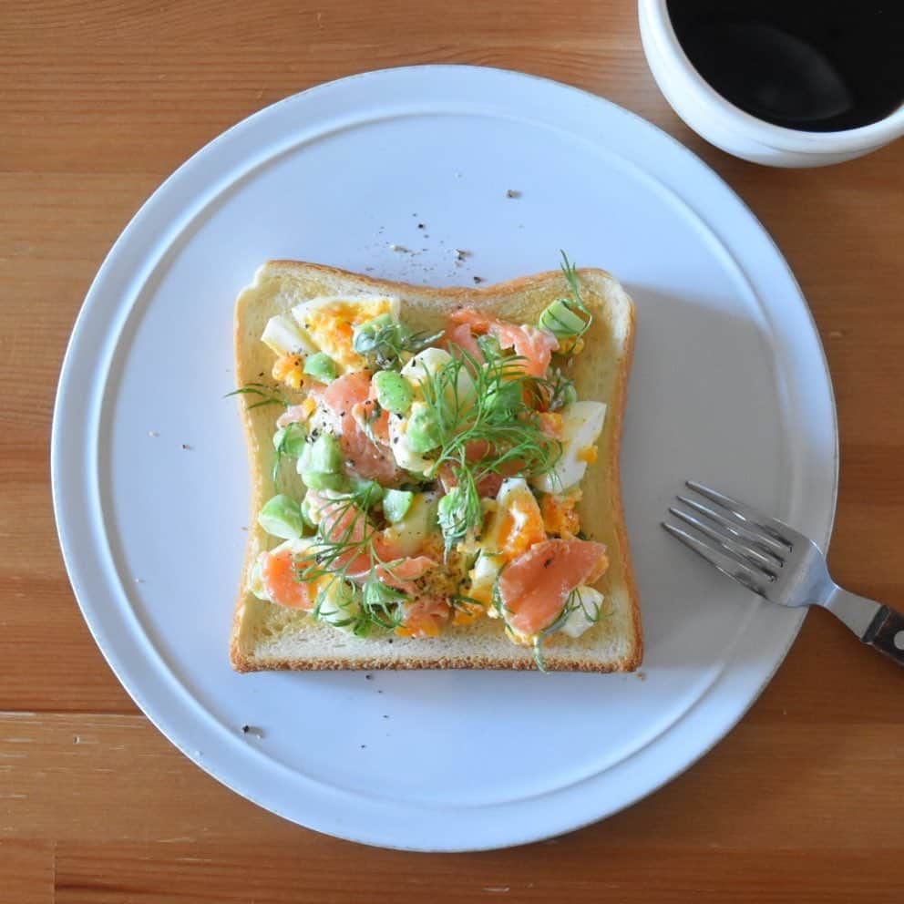 山崎佳のインスタグラム：「Today’s breakfast. スモークサーモン、ゆで卵、枝豆、ディル、マヨ。」