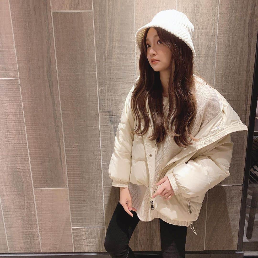 いっちゃん/嶋津 いつみのインスタグラム：「. . 近頃ヘビロテしまくりな ホワイトのショートダウン♥ . . . . めっちゃ軽くて暖かいし 肩が落ちてるデザインやから ホワイトダウン特有のベイマックス感なく着れる✌🏻w . . . . . 裾が絞れるからシルエットの調整も出来るし 所々デザインきいててタイプ🐯💚 . . . . . ちなみに @spicaglow  のです♡ . . . . 1000円引きのクーポンコードあるから 貼っとくね🙆‍♀️ . 👉🏻 psh5000 . . .  #spicaglow  #spicaglowstyle   #関西  #関西サロモ  #サロンモデル #サロモ #いっちゃん  #フリーモデル #関西モデル  #あざといっちゃん #かわいっちゃん #いっちゃんコーデ  #ブライダルモデル #アレンジモデル #ヘアカラー  #ヘアアレンジ #くしゃ顔  #치맥  #좋아요환영 #소통환영 #팔로우환영 #팔로미 #인친환영 #친구해요 #셀카 #셀피」