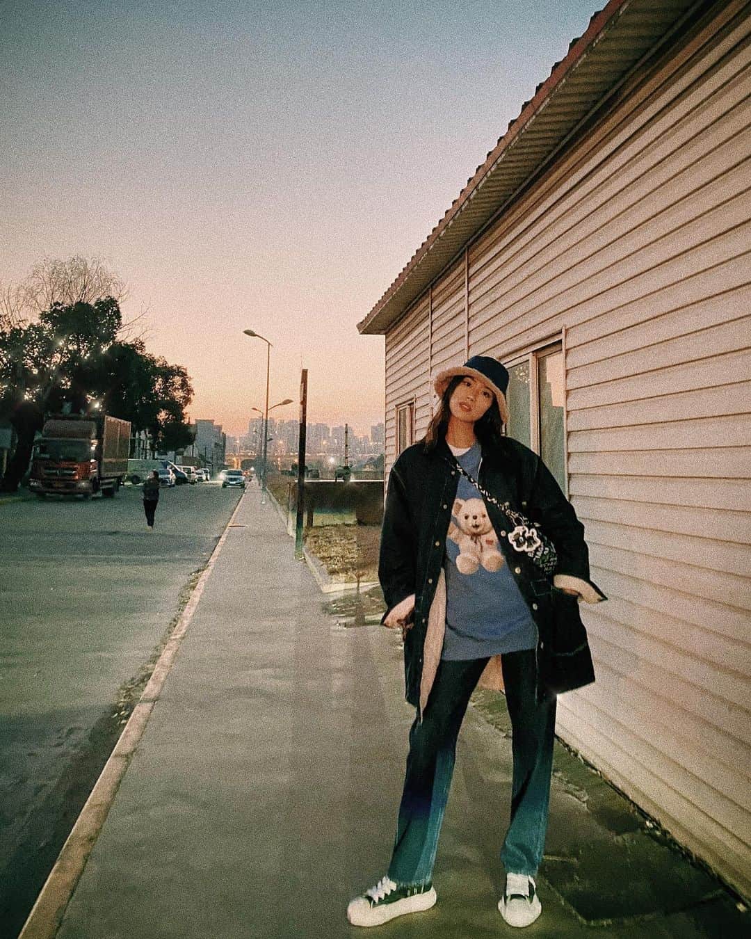 リウ・ウェンのインスタグラム：「Dusk ends another day 🌄」