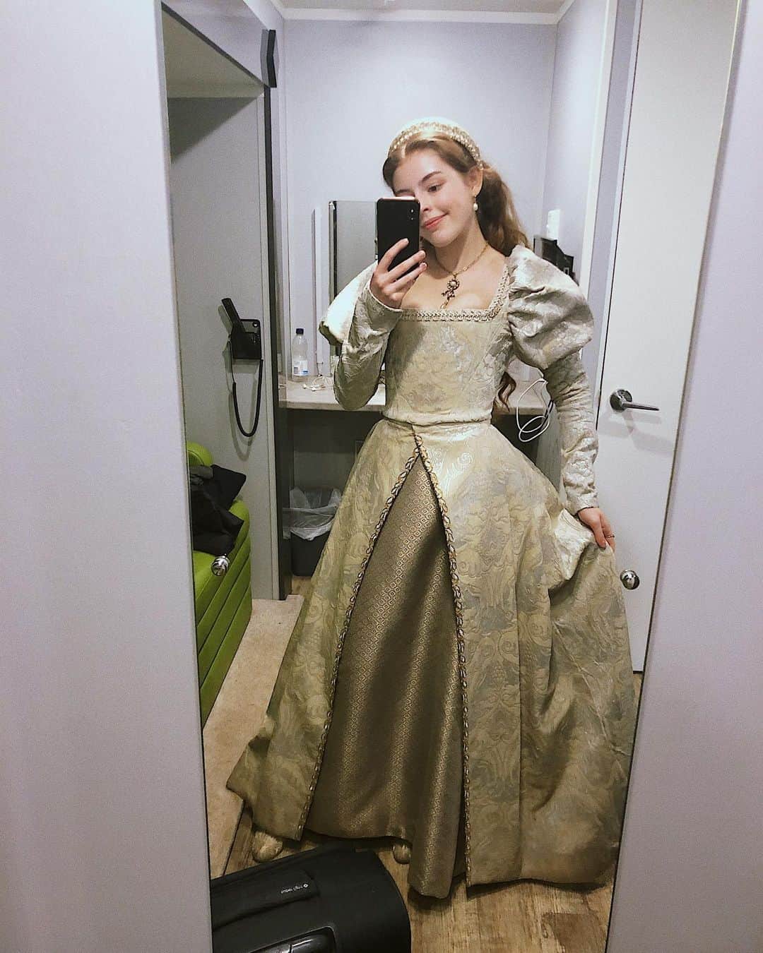 Amelia Gethingのインスタグラム：「Hi, my name’s Ursula, I’m 516 years old, I had a very stressful wedding (plague tings innit) 🦠 Welcome to my crib  #thespanishprincess」