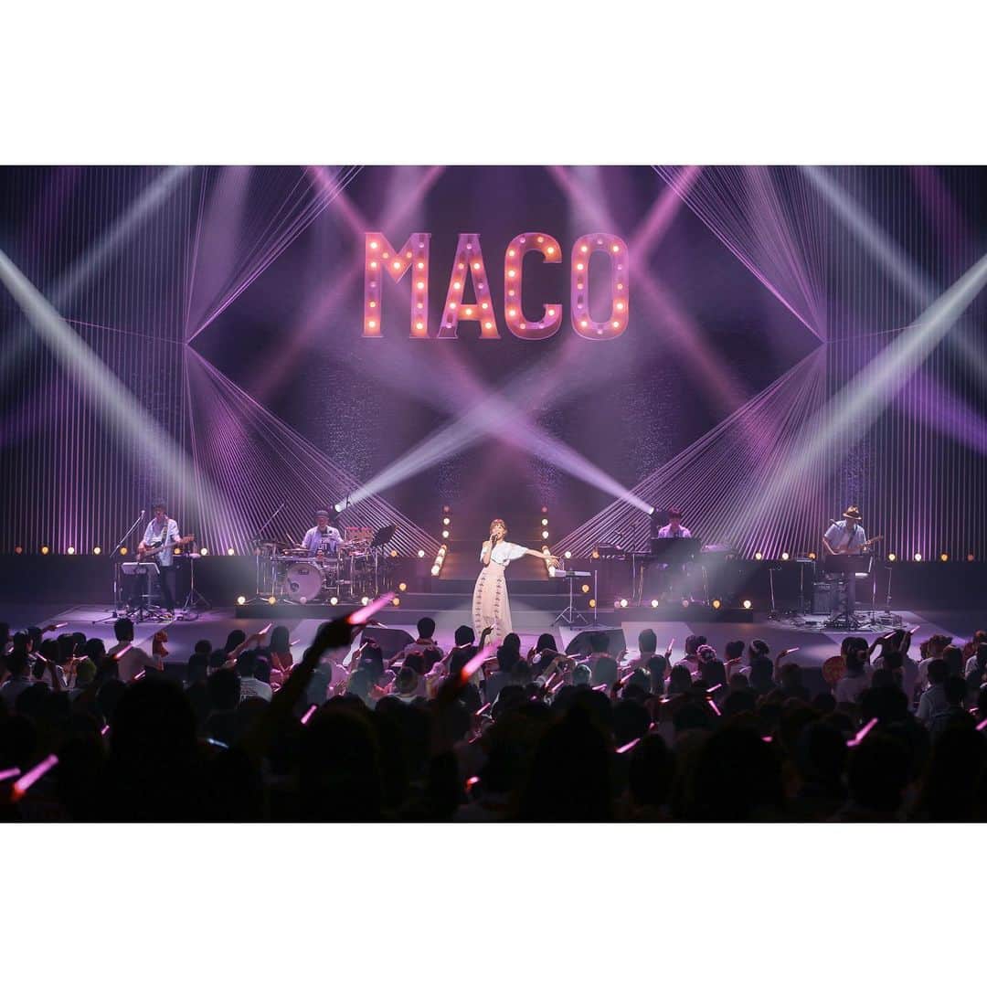 MACOのインスタグラム：「1月16日・1月24日に開催を予定しておりました 「Endless Love Tour 〜Billboard Night〜」大阪・横浜公演は新型コロナウイルス感染拡大の影響、政府からの緊急事態宣言の要請を踏まえて開催を延期させて頂くことになりました。運営上のオペレーション等を鑑み検討を重ねていた為、公演ギリギリの発表になってしまい本当にごめんなさい。  今回はオンラインライブではない分、久々にファンのみんなが各地から足を運んでくれることを心から楽しみにしていましたが、同時にとてつもない不安もありました。ファンのみんなの健康、このBillboardライブに関わる全スタッフと自分の健康、何一つ欠けてはいけないとずっと思っていました。今この目の前に在る現状の中、私は100%の精神状態でLIVEをすることが困難だと感じました。  みんなが気持ちよく心から楽しめる日が必ず来る日を願って延期とさせて頂きます。延期の日時は緊急事態宣言が解除後に検討しています。  みんなと笑顔で逢える日を想像して、歌詞を書いたり曲を作ったりします。その日までみんな元気でいてね！！  MACO」