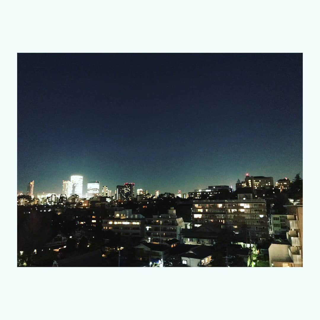 井川祐輔さんのインスタグラム写真 - (井川祐輔Instagram)「【Next stage編】﻿ 日本に帰国してからもうすぐで1ヶ月が過ぎようとしている。﻿ 半袖でも十分過ごせた香港から、厚着せずには日常を送れない日本での生活。﻿ 新たなビジネスという私にとっては未知の領域へ足を踏み入れた事もあり、時間の過ぎ去る速さが尋常ではない。﻿ たまに1日24時間じゃ足りない‼️﻿ という強者がいますが、﻿ そんなレベルではないのだが、インプットしなくてはいけない量が多過ぎて、時間が足りない。笑﻿ 結論を言うと、今の生活が楽しくて仕方がない。﻿ 新たな知識を強制的に学ばなければならず、﻿ 自分の成長を少しずつだが感じる事が出来る環境にいる事に、感謝しかない。﻿ 素敵な仲間支えられて、魅力ある上司の下で働く事が出来る幸せ。﻿ 38歳にして新たなスタートラインに立っているけど、後悔なんて全くない。﻿ むしろ、今からどんな自分になれるのかワクワクが止まらない。﻿ このご縁を大切に、﻿ 多くの人に支えられて今の自分が存在していることに感謝をし、スポーツとアスリートの為に微力ながらも自分が出来ることを精一杯がんばります。﻿ 決意表明として、﻿ 記録用として。﻿ ﻿ #デュアルキャリア株式会社﻿ #井川祐輔﻿ #ビジネス﻿ #ネクストチャレンジ﻿ #日々勉強﻿ #スポーツ﻿ #dualcareer﻿ #business﻿ #sports﻿」1月14日 22時52分 - yusukeigawa_4