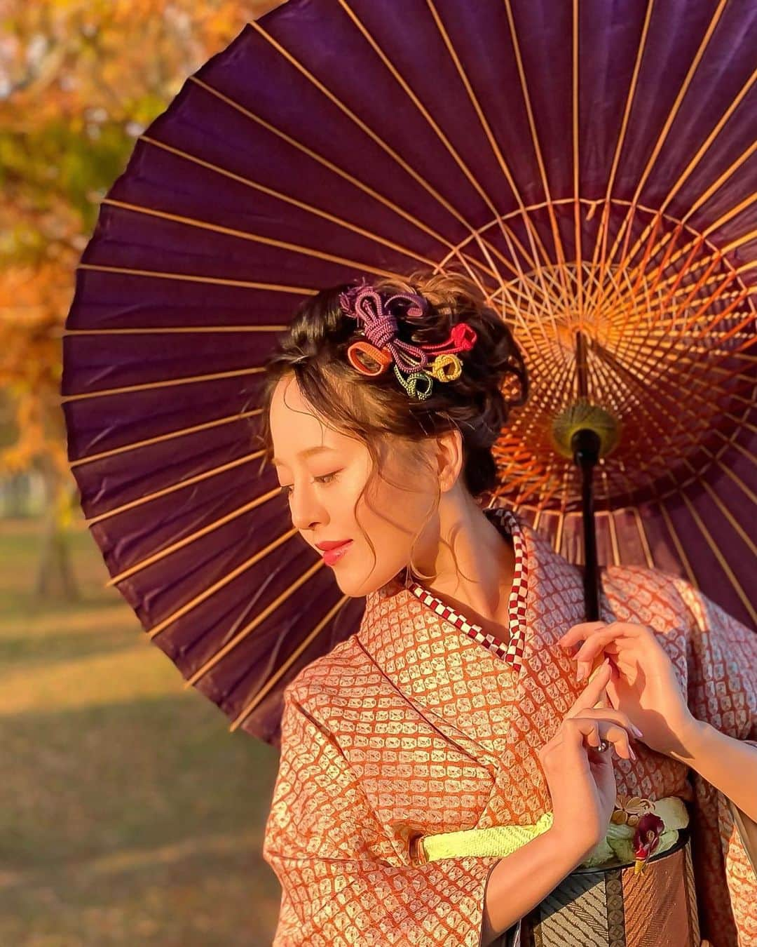 真衣ひなのさんのインスタグラム写真 - (真衣ひなのInstagram)「👘アザーカット 着付け・ヘアメイクは自分で。  ちなみにどれが好きですか？ たくさん写真あったから 年賀状の写真選びも悩んだの〰︎ 参考にさせてほしいです。  色んなお着物を、時代も意識しながら お洒落に上手に着こなせるようになりたい☺︎  📣明日の夜は #オンラインサロンtumugu 今年最初のオンラインオフ会‥新年会🙌 参加してくださる紡人さんたち 宜しくお願いします🦦💓 . #着付け #ヘアメイク #ブローチはちょいと遊び」1月14日 22時53分 - hinano_mai