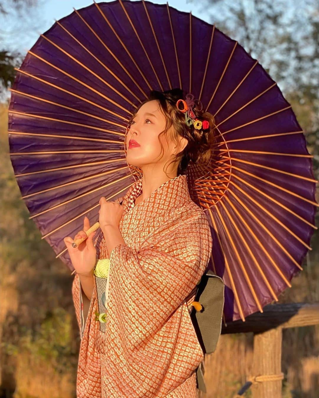 真衣ひなのさんのインスタグラム写真 - (真衣ひなのInstagram)「👘アザーカット 着付け・ヘアメイクは自分で。  ちなみにどれが好きですか？ たくさん写真あったから 年賀状の写真選びも悩んだの〰︎ 参考にさせてほしいです。  色んなお着物を、時代も意識しながら お洒落に上手に着こなせるようになりたい☺︎  📣明日の夜は #オンラインサロンtumugu 今年最初のオンラインオフ会‥新年会🙌 参加してくださる紡人さんたち 宜しくお願いします🦦💓 . #着付け #ヘアメイク #ブローチはちょいと遊び」1月14日 22時53分 - hinano_mai