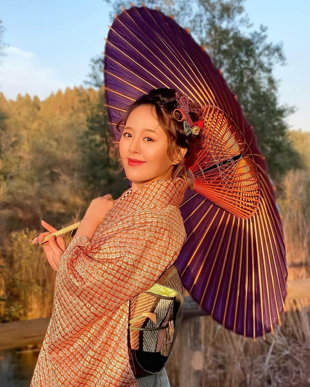 真衣ひなのさんのインスタグラム写真 - (真衣ひなのInstagram)「👘アザーカット 着付け・ヘアメイクは自分で。  ちなみにどれが好きですか？ たくさん写真あったから 年賀状の写真選びも悩んだの〰︎ 参考にさせてほしいです。  色んなお着物を、時代も意識しながら お洒落に上手に着こなせるようになりたい☺︎  📣明日の夜は #オンラインサロンtumugu 今年最初のオンラインオフ会‥新年会🙌 参加してくださる紡人さんたち 宜しくお願いします🦦💓 . #着付け #ヘアメイク #ブローチはちょいと遊び」1月14日 22時53分 - hinano_mai