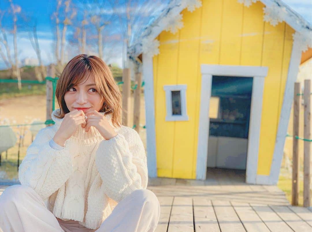 和希詩織のインスタグラム：「ステイホーム🏠 . . . どこか行きたい欲を 写真に詰め込む📸 お出かけした気分大事🙆‍♀️✨ . . .  #YouTube やってるから #チャンネル登録お願いします 😆 #シミ取り 動画好評です✨ プロフィールのURLから▶️ . . . . . . . 🌲🌳🌲🌳」
