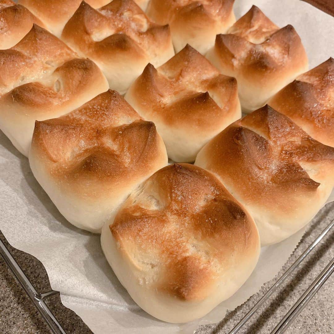 のインスタグラム：「. 最近の粉物祭り🙌🏻 シュガートップパン🍞 カップいちごミルクレープ🍓 さつまいもあんぱん🍠 . シュガートップパンは、さっき焼き上がり、明日の朝ごはん用♡ バターの香りがたまらない😋 . . . #パン作り#手作りパン#シュガートップパン#ミルクレープ#あんぱん#手作りおやつ# 3きょうだい#10歳#7歳#5歳#粉物祭り」