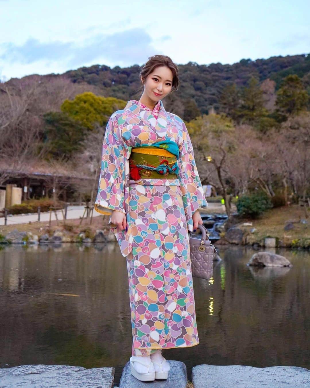 ゆうなのインスタグラム：「👘🍃🍂🌅 これは自分の着物だよ💓 あとお母さんにもらったのいっぱいある🥰  、 、 、 #京都#着物#冬#撮影#キャバ嬢#キャバクラ#北新地#キャバ#フォローバック#フォロー返し#いいね返し#followforfollowback #likesforlike #instagood #instalike #fashion #ootd#kimono #japaneseculture」