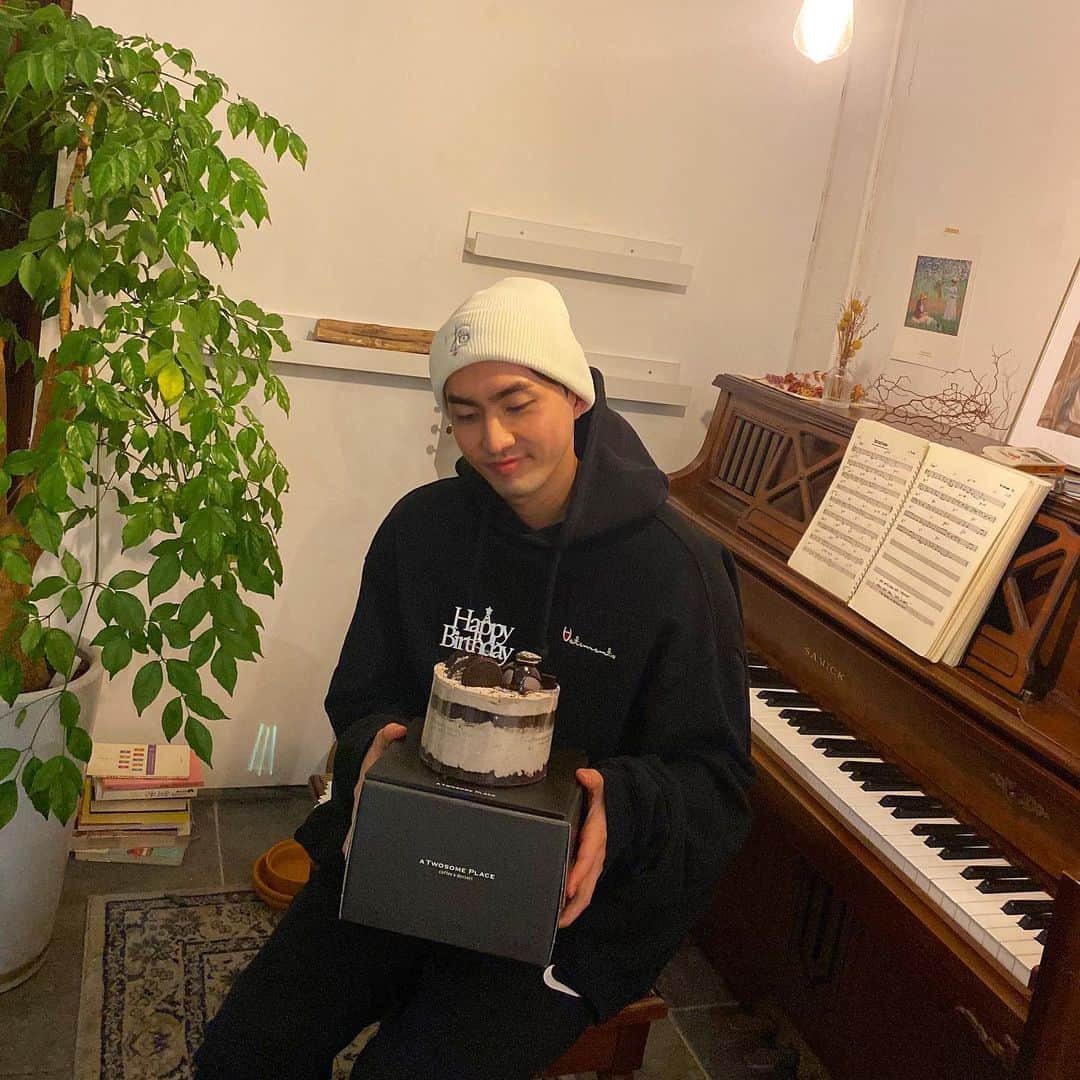 ペク・ミニョンのインスタグラム：「🎂생일 축하해주셔서 감사합니다!🥳  혼자만의 시간이 늘어가는 요즘.. 곁에있던, 함께함의 소중함을 많이 느끼게 되네요! 🤦🏻‍♂️#missyou 고마워요!☺️ 우리 모두 힘내요🙏 #prayfor 2021년 새해 복 많이 받으세요!! #⭐️」