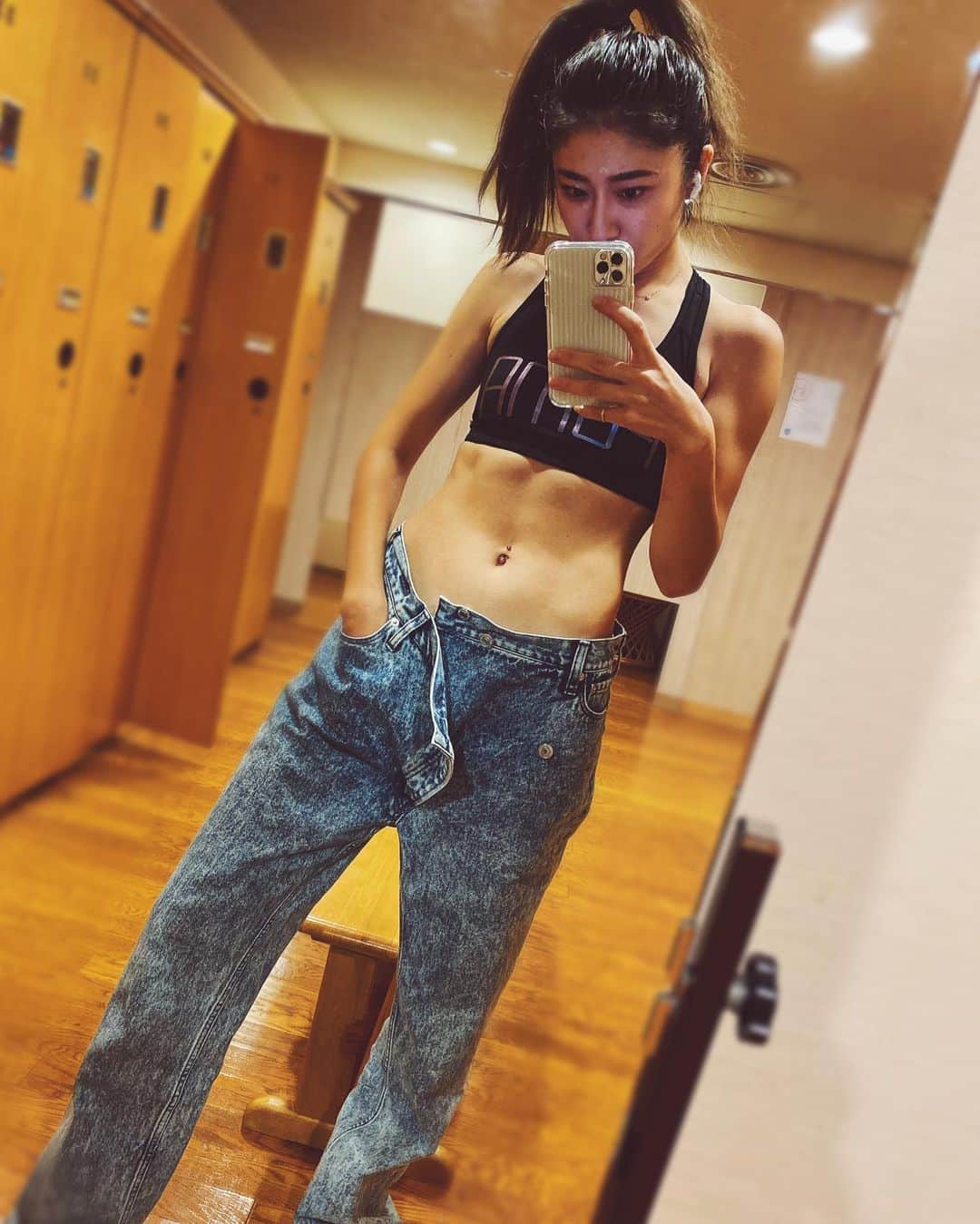 のインスタグラム：「産後ダイエットについてpostして欲しいと言って頂くので したいと思います👏🏻✨ (長いから興味のある人だけ読んで下されば、、🙏🏻) ・ ・ 産前は元の体重から+12kgで子供を産んで 産後3ヶ月経ってもマイナス7〜8kgくらいから ずーっと停滞していました😅(3枚目w) 去年の3月から本格的にダイエットを開始🔥 食事制限は、まず酵素ドリンクで置き換えをスタートしたよ☺︎ 朝は、飲むヨーグルトに酵素ドリンクを入れた物のみ 昼は好きな物を普通の量食べる. 夜はサラダorスープをメインに、 旦那さんに作った副菜を少しプラスして食べるorフルーツ🥝 運動は、既にコロナ禍だったので 毎日家でYouTubeをみながらエクササイズしたりバイク漕いだり有酸素をして とにかくお腹もやばかったので腹筋は毎日必ずしてました👏🏻 コロナが少し落ち着いた夏前から週1のパーソナルトレーニングも再開して 多分、夏くらいまでずっと毎日こんな感じの食事と運動、 筋トレを欠かさずしていたよ☺︎ やると決めたらマイルールを破る事が嫌いで 旦那にもビックリされるくらいストイックなの😅 見た目も体重もある程度満足してからは ここまできっちりはしていないものの、 毎日少しだけでも筋トレはしているし、 食事も食べすぎたら次の食事で調整したりして リバウンドをしないように維持してる感じです☺️ 元々体重より見た目派なので今は体重計にも 週1乗るか乗らないかくらいで気にしてません😌 そこにとらわれすぎたらちょっと増えただけでも気にしてしまうし 精神的にも疲れてしまうからね😅 生理も変わらず順調に来るし、体調も一度も崩す事なく 健康的にダイエットできてます👍🏻✨ ↑これが一番大事👏🏻👏🏻👏🏻 (よく聞かれるお腹の皮は2枚目.のび最高👍🏻w) ・ ・ 私の産後ダイエットはこんな感じでした👏🏻 産後ダイエットを通して身体づくりに興味を持って どこの筋肉に効いてるかって考えながらトレーニングするのが どんどん楽しくなってきて 新しい趣味が増えたよ😆🔥 ・ ・ ・ ・ ・ ・ #bodymake #postpartumworkout #postpartumbody #momlife #workout #homeworkout #training #fitnessgirl #instagram #instagood #産後ダイエット #女の子ママ #筋トレ女子 #🏋️‍♀️」