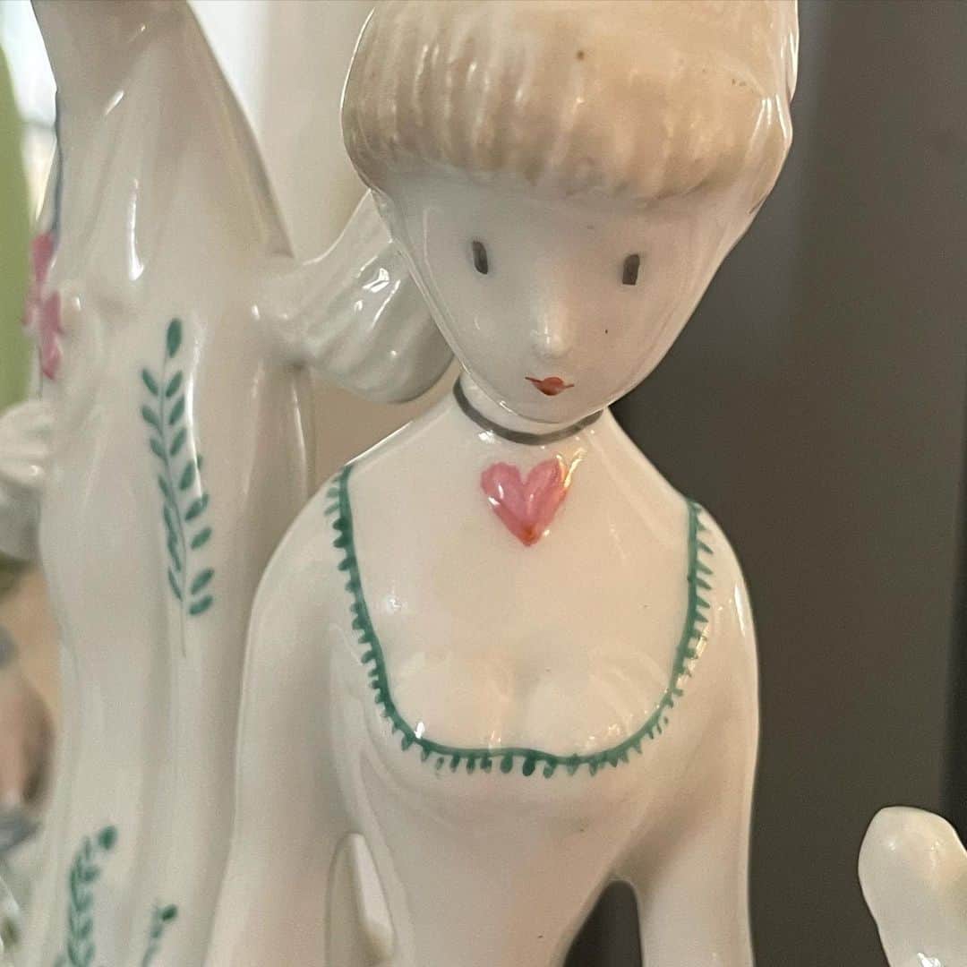 オランピアルタンのインスタグラム：「Porcelain boobies 💕🍈🍈💕 #peynet」