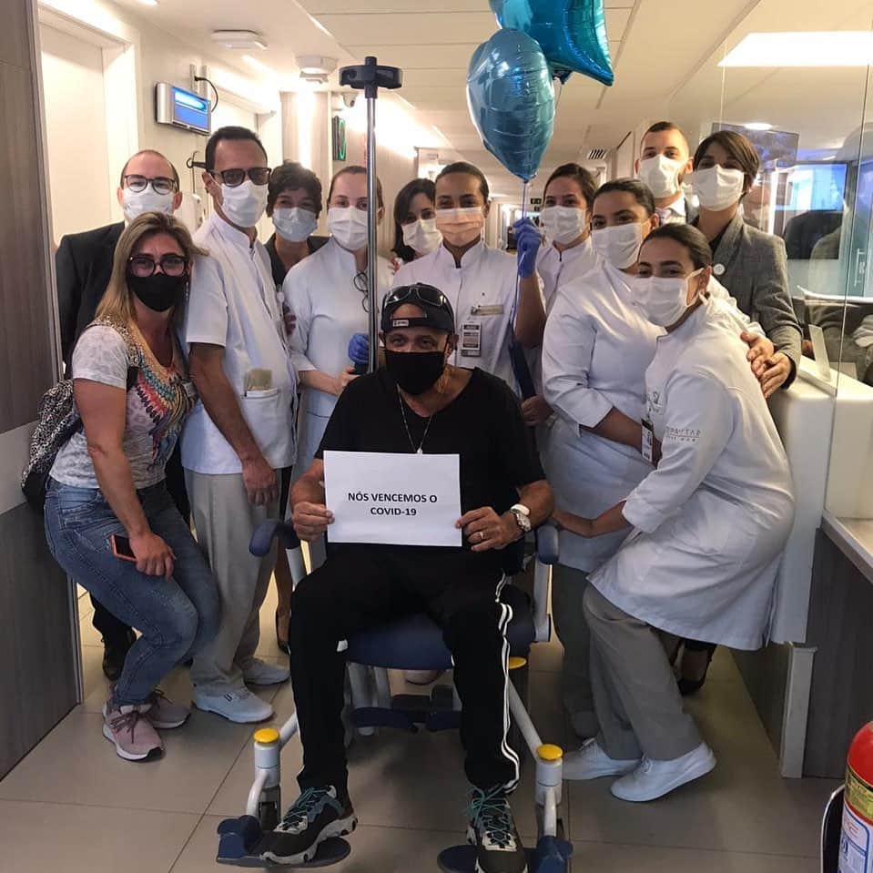 ロナウドのインスタグラム：「Primeiro, minha mãe e, logo, meu pai - ambos venceram o covid19. Quero deixar meus mais sinceros agradecimentos ao Jeferson (diretor da Rede D’or de hospitais), ao Dr.Bruno do Copa Star, aos médicos, enfermeiras e toda a equipe pelo excelente atendimento aos meus pais. Foram dois meses de muita angústia! E, graças a Deus, deu tudo certo! Obrigado aos amigos e fãs que enviaram energia positiva! Se cuidem! Falta pouco, mas não podemos baixar a guarda! Deus abençoe a todos! 🙏🏽❤️」