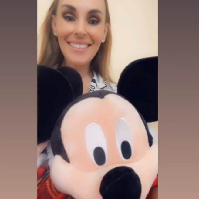 ターニャ・テイトのインスタグラム：「Who do you prefer, Mickey Mouse or Minnie Mouse ? ☺」