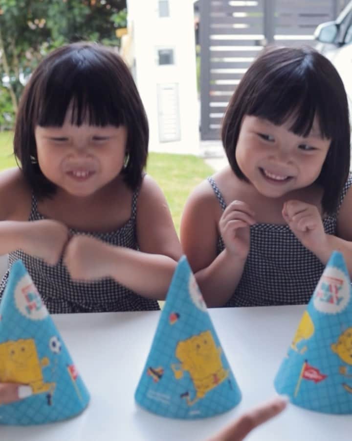 MOMOツインズのインスタグラム：「Outwitted. Need to up my magic skills 😭 #magicfail」