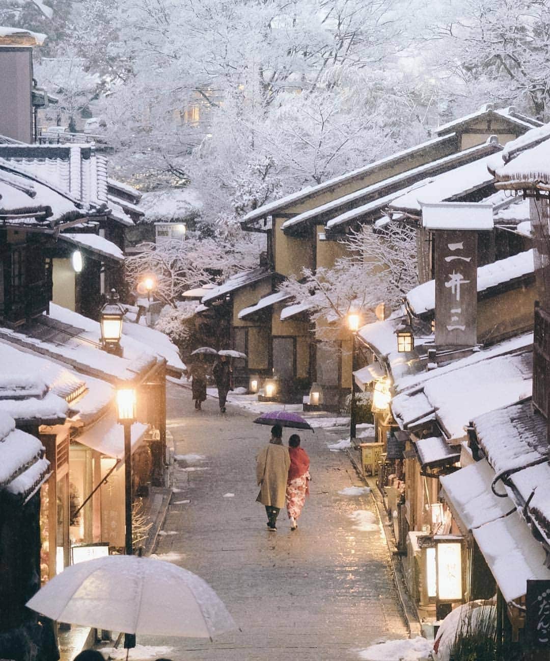 BEAUTIFUL DESTINATIONSさんのインスタグラム写真 - (BEAUTIFUL DESTINATIONSInstagram)「Winter in Kyoto. ❄️ A passageway to Japan's past, Kyoto is blanketed with a peaceful atmosphere that becomes even dreamier in the winter season.  Juxtaposing tradition and modernity, it’s home to countless sights that are sure to offer respite and inspiration. If you’re looking for some headspace, this tranquil destination will surely fit the bill. 💭  Have you been to Kyoto during the peak of winter? What are some unmissable spots here? 🇯🇵  📸 @mantaroq 📍 Kyoto, Japan」1月14日 23時10分 - beautifuldestinations