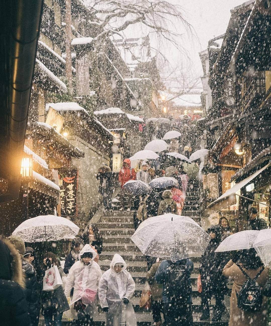 BEAUTIFUL DESTINATIONSさんのインスタグラム写真 - (BEAUTIFUL DESTINATIONSInstagram)「Winter in Kyoto. ❄️ A passageway to Japan's past, Kyoto is blanketed with a peaceful atmosphere that becomes even dreamier in the winter season.  Juxtaposing tradition and modernity, it’s home to countless sights that are sure to offer respite and inspiration. If you’re looking for some headspace, this tranquil destination will surely fit the bill. 💭  Have you been to Kyoto during the peak of winter? What are some unmissable spots here? 🇯🇵  📸 @mantaroq 📍 Kyoto, Japan」1月14日 23時10分 - beautifuldestinations