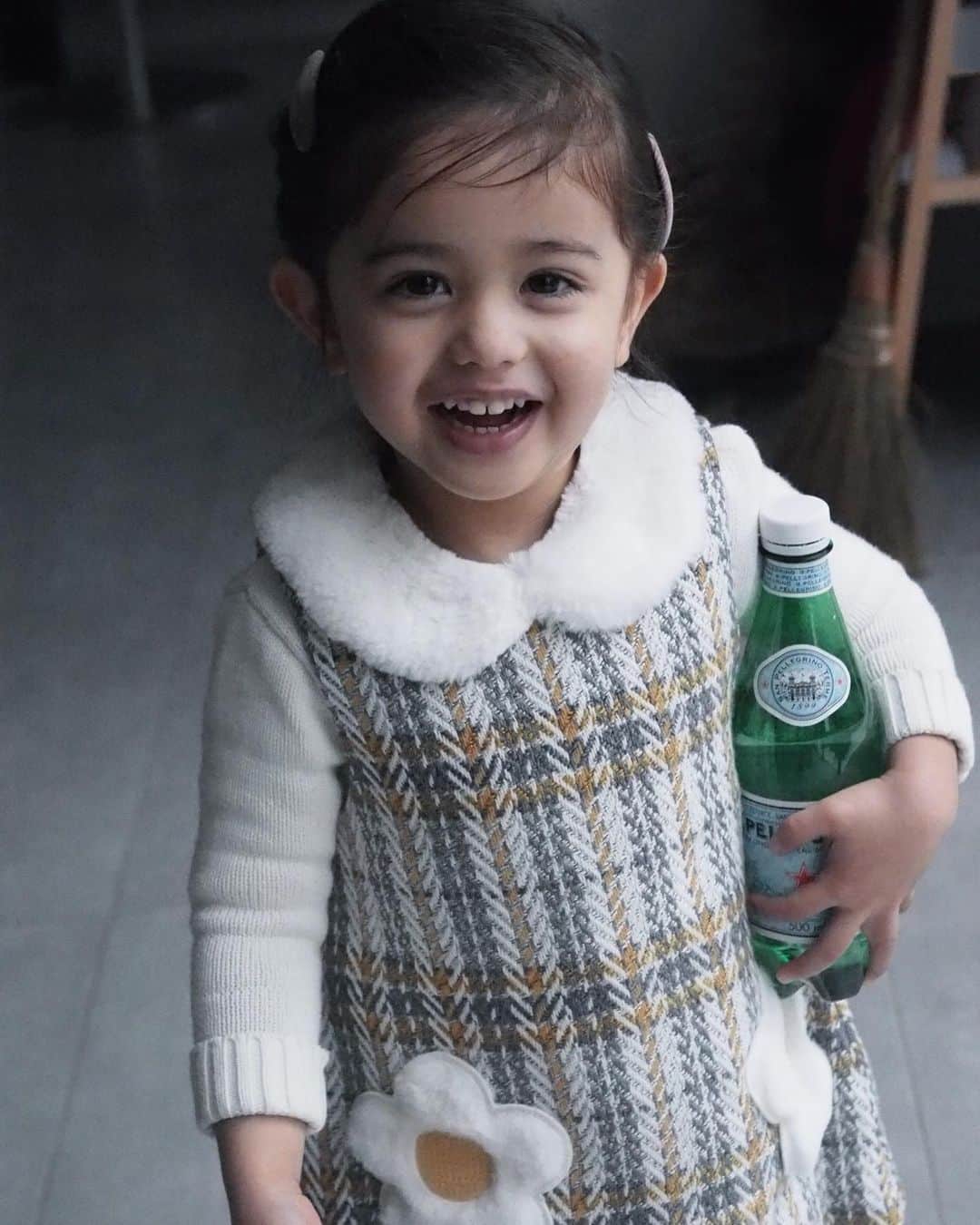 のインスタグラム：「She will be 3years old in a month! Time really flies. Recently she is interested in fashion so that she choose her clothes by herself, always carries some bags around her with the Kiki witch broom. I’m not sure it’s fashionable or not though...﻿ ﻿ ﻿ ﻿ Mia2歳11ヶ月﻿ 3歳までリーチとなりました🎰﻿ ﻿ 突然おしゃれに興味が湧いたらしく﻿ 毎日服を自分で選び髪型にも指定が入るように🧒🏻﻿ ﻿ この1週間はさらにバッグへの興味が増して﻿ 家の中で複数個のバッグを持ち歩き﻿ おまけに魔女の箒まで離さないので常に大荷物🛍🎒🧹﻿ 当然見た目はお洒落とは程遠い感じになるし﻿ 抱っこするときもカバンとセットなので重さ倍増🥲﻿ ﻿ 写真は“このふくかわいいでしょー“🧒🏻﻿ と @mini_____closet を着て自慢げだった日﻿ ふわもこ襟とお花がなんとも可愛かった🥺🌼﻿ ﻿ #炭酸水好き😂﻿ ﻿ ﻿ ﻿ 🧒🏻Miaの言葉🗣﻿ ﻿ じーちゃんぼうしとったらハゲぼうずみたい﻿ ﻿ ミア13さいになったらしゅぎょうにいくの！﻿ ﻿ ミアこうみえてもオトナなんよ﻿ ﻿ ﻿ 🎤口ぐせ🗣﻿ ✔︎わたしのかわいいいもうと﻿ ✔︎まぁすてきねー！﻿ ✔︎どうしてよ！﻿ ✔︎No #yesの10倍くらいNo﻿ ✔︎いっしょにはしろう！﻿ ✔︎ミアもうこーーーんなにおっきくなったの﻿ ﻿ ﻿ ﻿ 🔥好きなもの🔥﻿ ✔︎バッグ﻿ ✔︎ジブリ﻿  新たにアリエッティとポニョ追加﻿ ✔︎修行﻿ ✔︎走ること﻿ ✔︎草花﻿ ﻿ ﻿ ﻿ #35monthsold #2y11m #2歳11ヶ月 #たれ目 #たれ眉 #miababyliving #miababyliving_month」