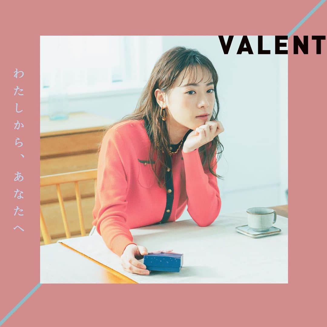 のインスタグラム：「［#2HEARTS］ ・ NEWoMan SHINJUKU VALENTINE'S DAY & WHITE DAY 2 HEARTS わたしから、あなたへ ／ ぼくから、きみへ ・ ・ ・ ・ ・ ・ ・ ・ ・ ・ わたしから、あなたへ   今年のバレンタインは、 少し特別な気持ちで、チョコレートを贈りたい。   周りの環境が変わっていく中で、 本当に大事なことと 改めてていねいに向き合いたいと思ったから。   しあわせな時間を共有できるひとがいる、しあわせ。   だから、ちょっと照れくさいけど 感謝の気持ちも一緒に伝えよう。 渡したときに、どんな顔をするかな。   ずっと温めていきたい、大切なあなたとの時間。 贈り物を通したこの愛おしい時間も、きっとそのうちのひとつ。   わたしから、あなたへ。 ・ ・ ・ ・ ・ ・ ・ ・ ・ ・ 大切なひとを思い浮かべて贈り物をしたくなるような。ふたつの視点で織り成すスペシャルストーリーをニュウマン新宿からお届けします。バレンタインデー期間限定スイーツや人気パティスリーの催事案内、スタイリスト #濱本愛弓 さんによるスタイリング紹介など、バレンタイン&ホワイトデーをまるごと楽しめるコンテンツが満載です。プロフィール欄URLの特設WEBサイトからぜひご覧ください。 ・ #NEWoMan #NEWoMan_shinjuku #ニュウマン #新宿 #ニュウマン新宿#shinjuku #newoman_valentine #valentinesday #バレンタインデー #バレンタイン #バレンタインギフト #sweets #gift #贈り物  #chocolate #chocoholic #チョコレート #ショコラ #ハッピーバレンタイン #happyvalentinesday #instafood #わたしからあなたへ #その瞬間に物語を」