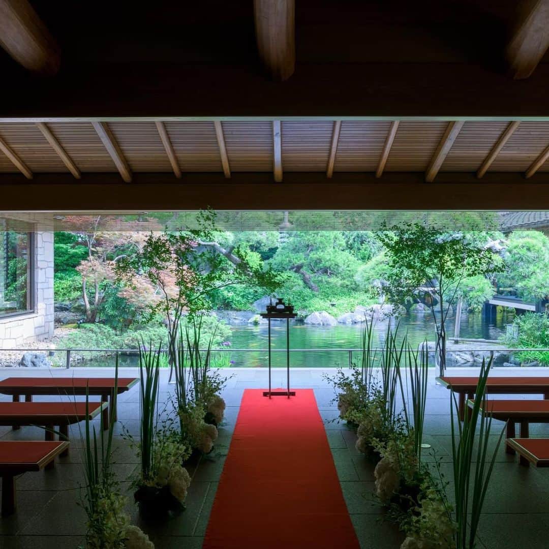 The KAMAKURA WEDDINGのインスタグラム：「【隠れ里車屋】季節によって表情を変える大窓は、まるで一枚絵のよう。正絹の艶やかな白無垢には、花嫁の幸せを願う繊細な刺繍が織り込まれ、緑に映える上品な装い。」