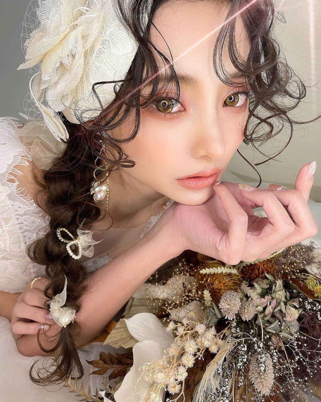 堀井大輔のインスタグラム：「・ ・ 前髪を波ウェーブに✨ ・ 目にかかる髪の量 奥にある髪のふわふわ感 ネイル見えるように 頭の傾き 口元 全体のバランス 一瞬で感じとって そのままの体勢でいてもらい 作り直してます。 真似出来ない作品、今年はもっと進化させていきます。 ・ 昨日、ホリージョ撮影3件ご予約頂きました🙇‍♂️ 名古屋、クラウンヘアーで撮影のみ 水木金土日で予約承ってます。 今月、10件16スタイル。 ホリージョ様よろしくお願いします☺️ ・ ・ 𝑚𝑜𝑑𝑒𝑙 @momoko_takasaki  ℎ𝑎𝑖𝑟/𝑝ℎ𝑜𝑡𝑜 @daisuke_5511  ℎ𝑎𝑖𝑟 𝑎𝑐𝑐𝑒𝑠𝑠𝑜𝑟𝑦 @laralaura73  𝑒𝑎𝑟𝑟𝑖𝑛𝑔 @saki_felice  𝑏𝑜𝑢𝑞𝑢𝑒𝑡 @bebu_flower  ・ ・  #クラウンヘアー#天白区#名古屋 #名古屋美容師 #美容師 #ヘアセット#セット#ヘアアレンジ #プレ花嫁 #作品撮り #ウェディングドレス #ホリーマジック #ホリージョ撮影 #ホリージョ #2021秋婚 #2021春婚 #2021夏婚 #全国のプレ花嫁さんと繋がりたい #ウェディングニュース #コテ巻き #巻き髪 #ゼクシィ2021 #アップスタイル #まとめ髪 #おだんご #編みおろし #Dressy花嫁 #プラコレ ￼ 	◦」