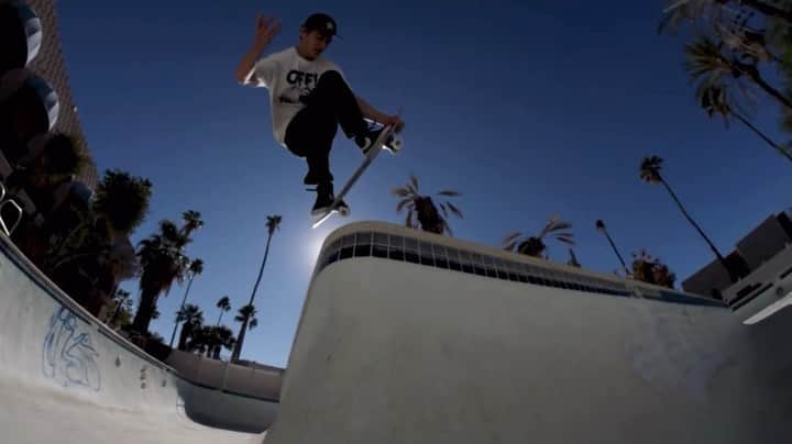 トリスタン・レニーのインスタグラム：「Couple desert clips🌵 🎥: @peacocksk8 #skateboarding #rockstarenergy #rockstarskate #tacodudes #bloodwizard  #sessionsmfg #boneswheels #usaskateboarding」