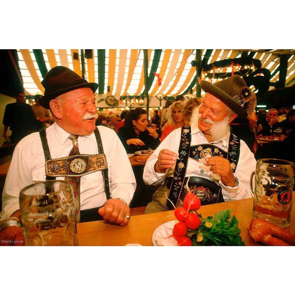 Gerd Ludwigのインスタグラム：「Photo by @gerdludwig  My workshop “The Art of Storytelling” starts Sunday.  Wearing traditional Bavarian outfits, two attendees of the Munich Oktoberfest enjoy a boozy talk. The world’s biggest beer bust started as a royal Bavarian wedding celebration in 1810, but due to the pandemic, had to be cancelled in 2020.  Starting this Sunday, I will be teaching a six and a half day virtual workshop (spanning 12 days). The workshop, “The Art of Storytelling,” is geared toward both professional and committed amateur photographers who want to take their photography to the next level. The workshop is held in conjunction with George Nobechi, a Tokyo-based photographer and creative director.  A couple of slots are still available.   To learn more about the workshop go to my profile or to @nobechicreative and follow the links in the bio.     #Germany #Munich #Oktoberfest #photoworkshop #artofstorytelling」