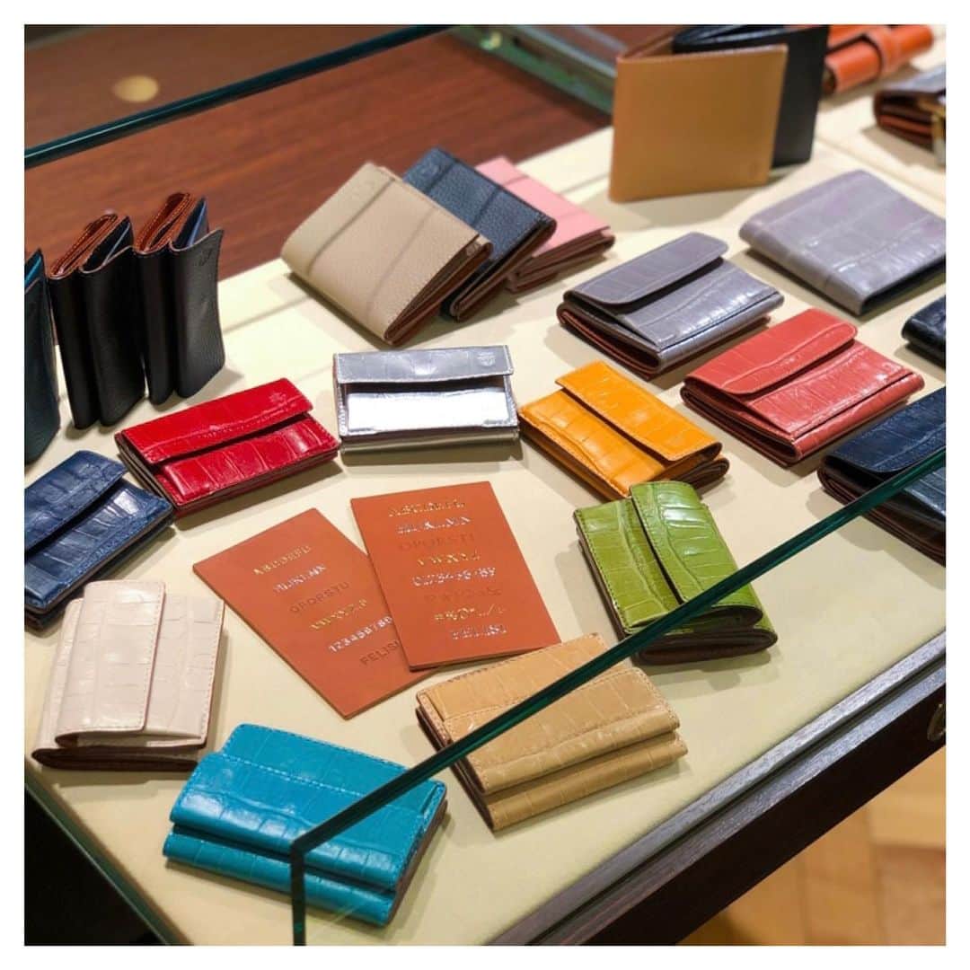 Felisi Japan 〔フェリージ〕のインスタグラム：「【Colorful Wallet Fair】 . 1月6日(水)～1月16日(土)の期間中、 下記店舗にて「Colorful Wallet Fair」を開催致します。 . ■開催店舗 丸の内店 梅田店 . . 春財布のお買い換えシーズンに合わせ期間中は、 限定カラーや、普段お取り扱いのないモデル、 カラー等を含め、バリエーション多く展開いたします。 またフェア実施店舗では、該当商品をお買い上げのお客様に、 イニシャルスタンプをサービスさせていただきます。 . 定番財布のコロコロや、人気の3つ折り財布などが 対象となっており、刻印を入れることで、 貴方だけの特別なフェリージに仕上げていただけます。 . . 最終日の16日は、一粒万倍日や天赦日、甲子の日が重なり、 物事を始めるのに縁起が大変良いとされる超開運。 お財布の買い替え、使い始めに最適です。 多くのバリエーションの中から、お気に入りの カラーやモデルの春財布を選んでみてはいかがでしょうか。 是非この機会に丸の内店、梅田店へお立ち寄りくださいませ。 . . .  #felisi #felisiselection  #wallet #compactwallet #longwallet #slimwallet #slg #leathergoods #madeinitaly #フェリージ #財布 #お財布 #折り財布 #春財布 #ウォレット #コンパクトウォレット #スリムウォレット #一粒万倍日 #天赦日 #革小物 #イタリア製」