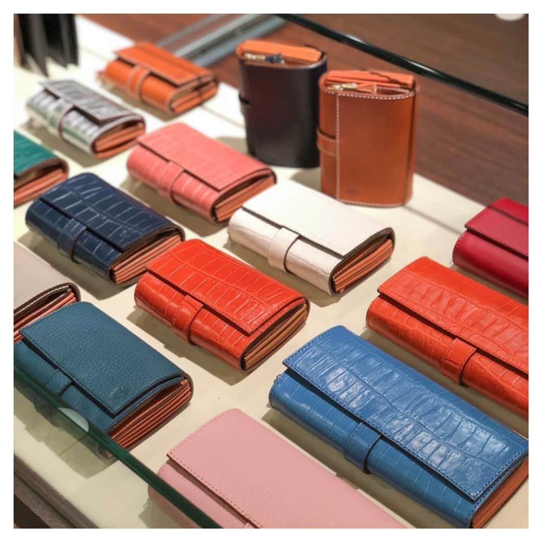 Felisi Japan 〔フェリージ〕のインスタグラム：「【Colorful Wallet Fair】 . 1月6日(水)～1月16日(土)の期間中、 下記店舗にて「Colorful Wallet Fair」を開催致します。 . ■開催店舗 丸の内店 梅田店 . . 春財布のお買い換えシーズンに合わせ期間中は、 限定カラーや、普段お取り扱いのないモデル、 カラー等を含め、バリエーション多く展開いたします。 またフェア実施店舗では、該当商品をお買い上げのお客様に、 イニシャルスタンプをサービスさせていただきます。 . 定番財布のコロコロや、人気の3つ折り財布などが 対象となっており、刻印を入れることで、 貴方だけの特別なフェリージに仕上げていただけます。 . . 最終日の16日は、一粒万倍日や天赦日、甲子の日が重なり、 物事を始めるのに縁起が大変良いとされる超開運。 お財布の買い替え、使い始めに最適です。 多くのバリエーションの中から、お気に入りの カラーやモデルの春財布を選んでみてはいかがでしょうか。 是非この機会に丸の内店、梅田店へお立ち寄りくださいませ。 . . .  #felisi #felisiselection  #wallet #compactwallet #longwallet #slimwallet #slg #leathergoods #madeinitaly #フェリージ #財布 #お財布 #折り財布 #春財布 #ウォレット #コンパクトウォレット #スリムウォレット #一粒万倍日 #天赦日 #革小物 #イタリア製」