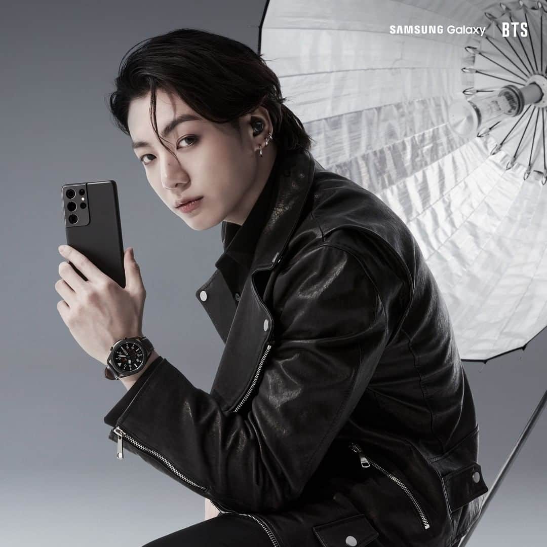 Samsung Mobileのインスタグラム：「📸: @bts.bighitofficial's #JungKook puts the #GalaxyS21 in a new light.   #GalaxyxBTS」