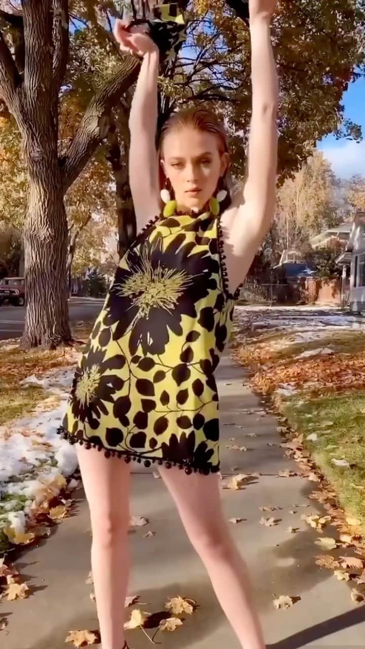 Larsen Thompsonのインスタグラム：「Making it my own runway😎🖤 @georgeshobeika #model #highfashion」