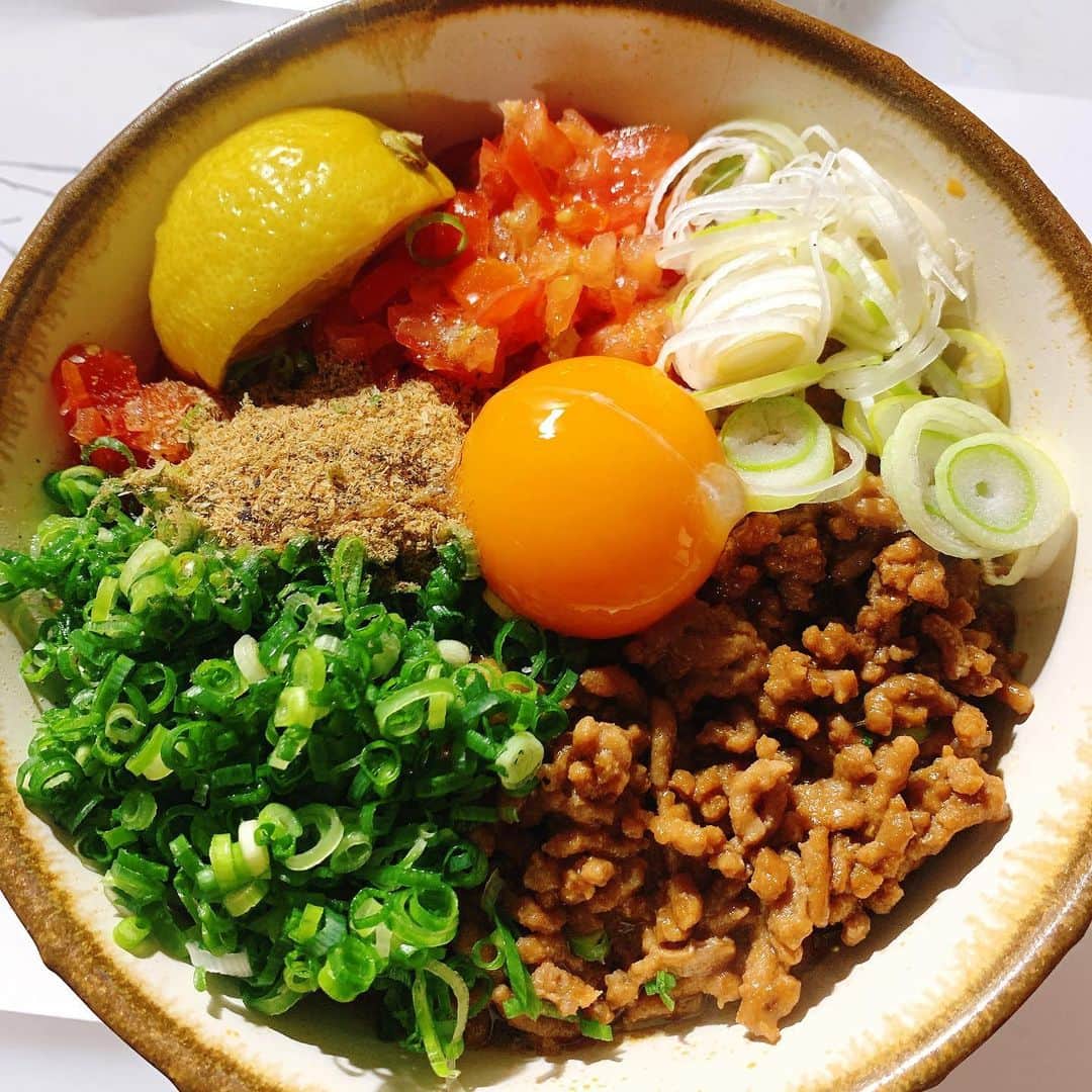 谷口菜津子のインスタグラム：「朝飯 ・ まぜそば ・ まぜそばは10分で出来るところも良い。 ・ #朝飯　#まぜそば」