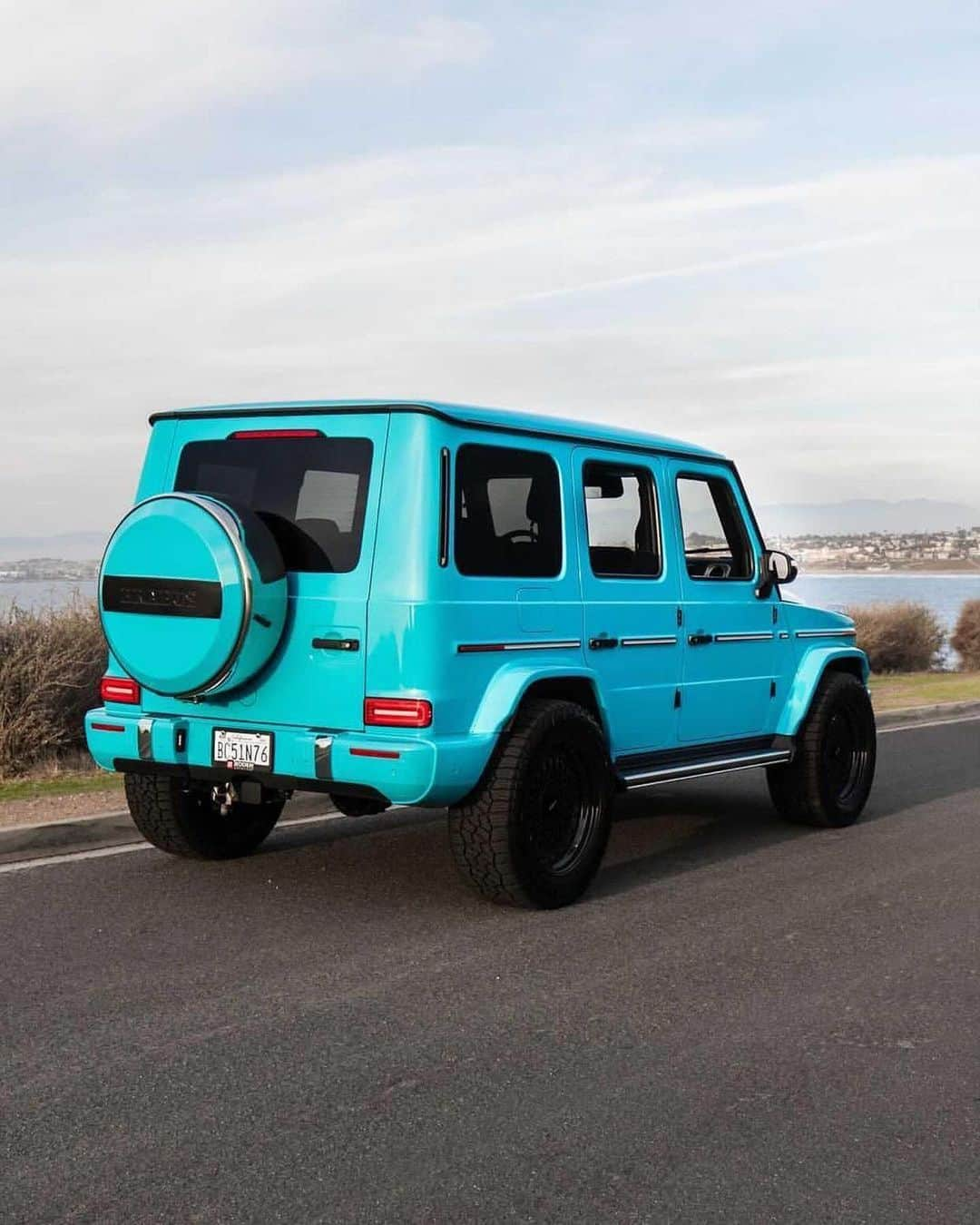 CARLiFESTYLEさんのインスタグラム写真 - (CARLiFESTYLEInstagram)「@inozetek Miami Blue Brabus G63 #carlifestyle HOT or NOT?」1月15日 9時03分 - carlifestyle