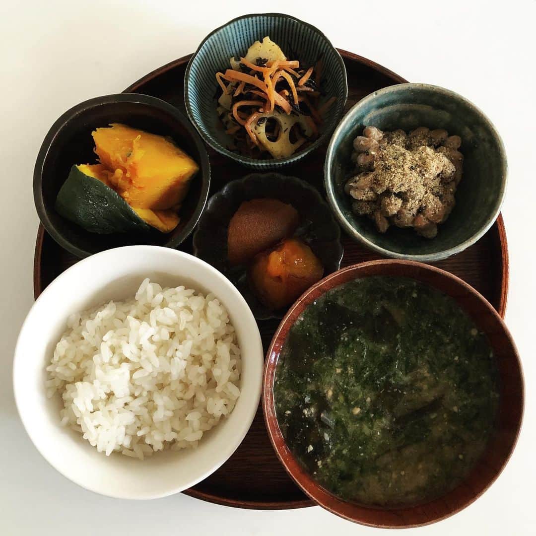 kuuのインスタグラム：「いつかの朝ごはん。  ちょっと渋めの絵面が恋しくなりました。  ひとつ、やらなければならない大仕事がありまして。 それが頭からずっと離れません。 ミシンを借りて、布を買って、型をとって裁断…縫う。 一番苦手な作業です。 考えただけで… 現実逃避気味。  #vscocam #vscofood #インテリア #interior #house #homestyle #home #マイホーム #おうちカフェ #instagood #instafood #instalike #instadaily #vsco #暮らし #シンプルライフ #日々 #おうちごはん #朝ごはん #和食 #japanese #器 #ヴィーガン #vegan #菜食 #oishi #残りもの」