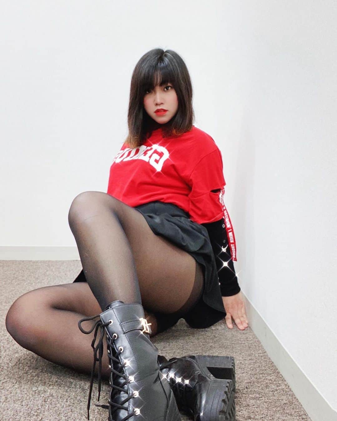 SIRIUSのインスタグラム：「❤️♠️♦️♣️ Poker Queen . . #ootd #ootdfashion #ootd4nylonjp #fashion #dailylook #look #red #black #style #emo #cute #kawaii #fitness #selflove #loveyourself #japanesefashion #legs #hips #instagood #instagram #instadaily  #今日のコーデ #ファッション #v系 #スタイル #美脚  #穿搭 #個性 #黑絲 #腿控」